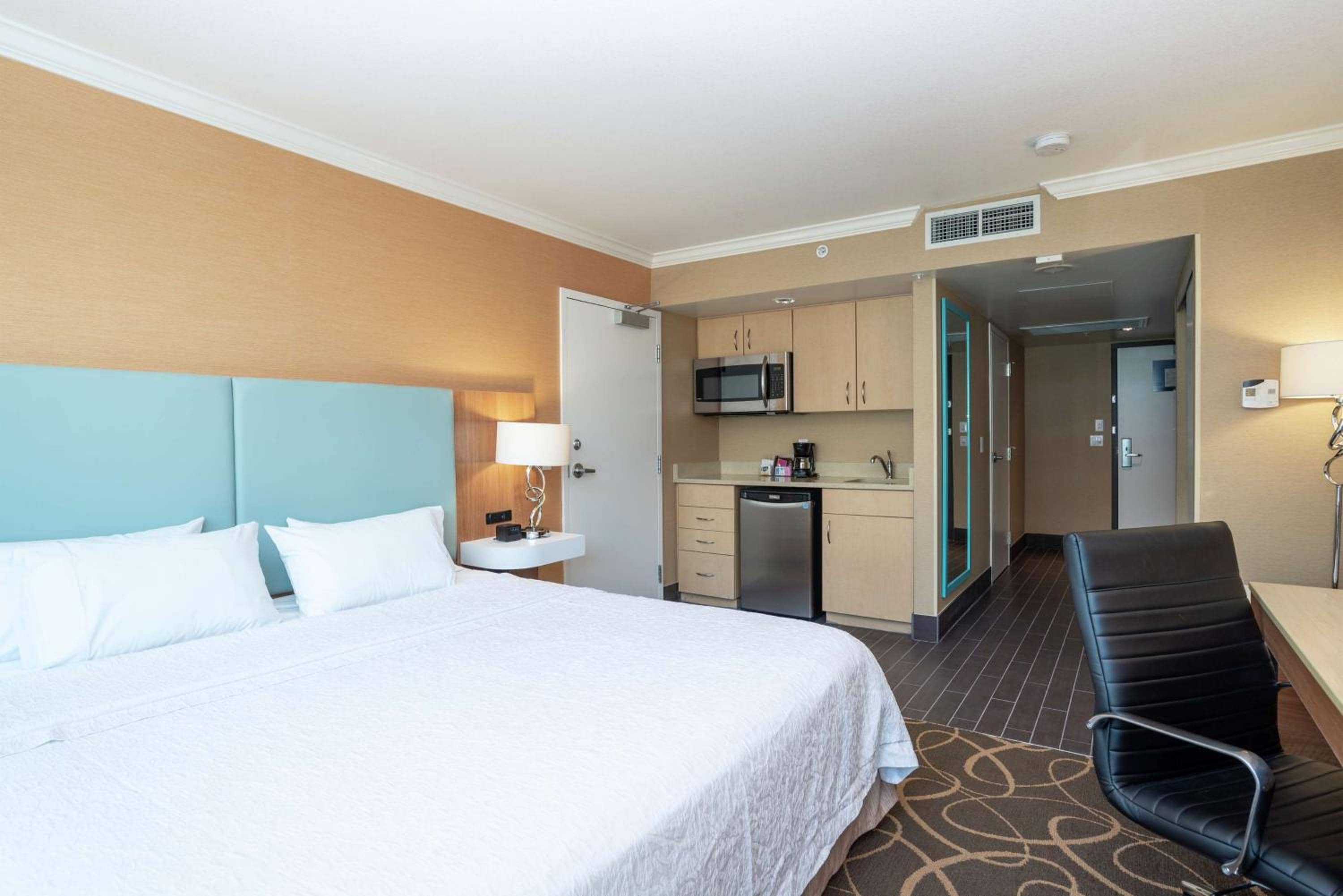 Hampton Inn & Suites, by Hilton - Vancouver Downtown — 4