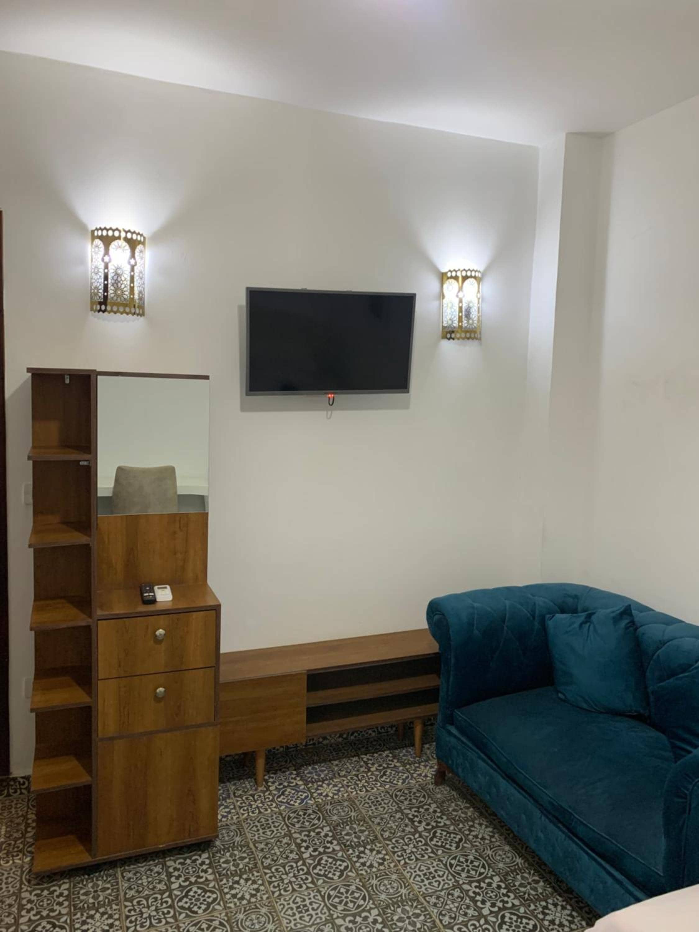 Z Pyramids Inn foreign only — 4