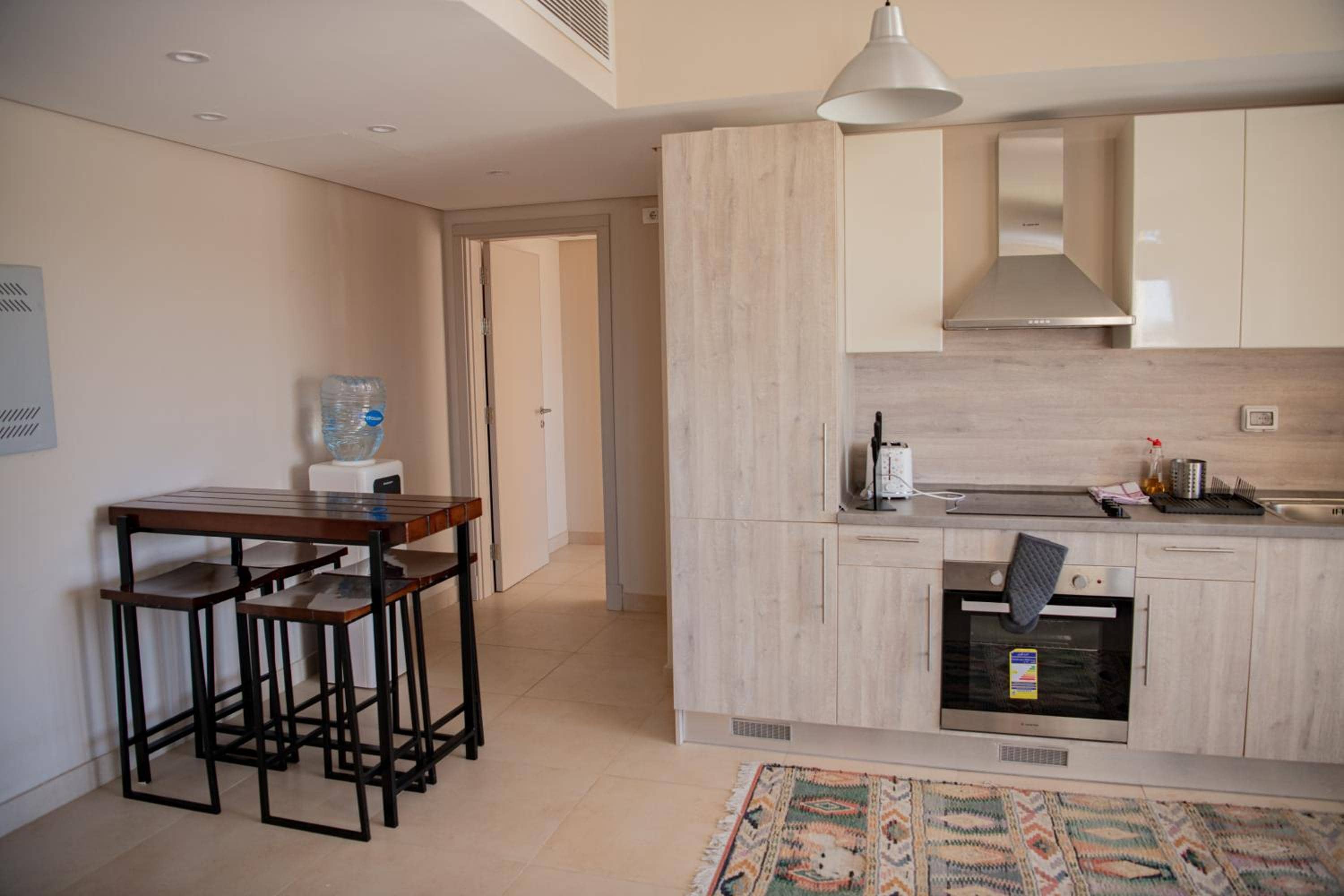 Modern apartment with large pool & beach access — 2