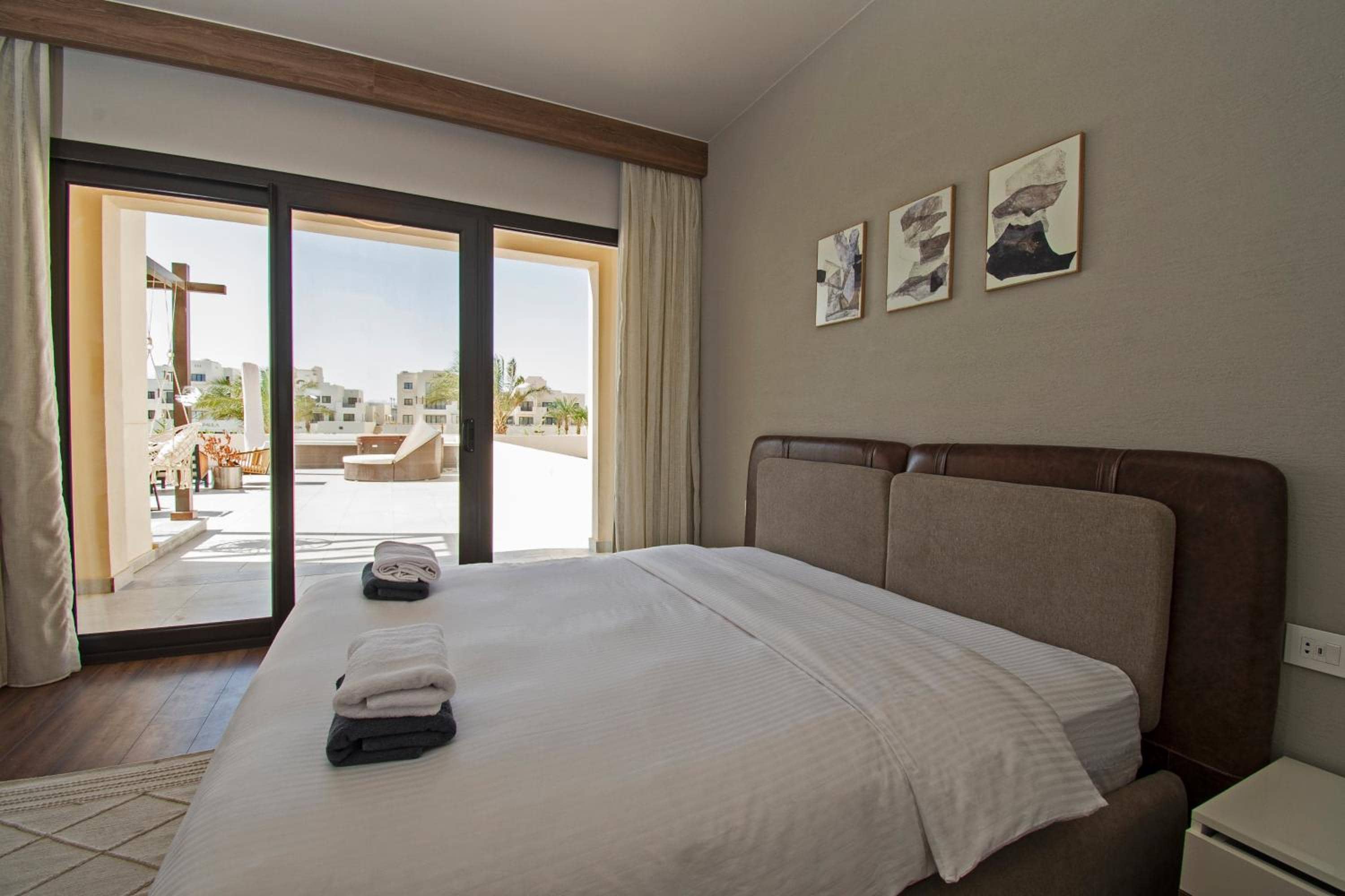 Ollystays-Heated Jacuzzi, Fanadir Marina Luxury 1BR, Walk to Kitesurf & Beach — 2