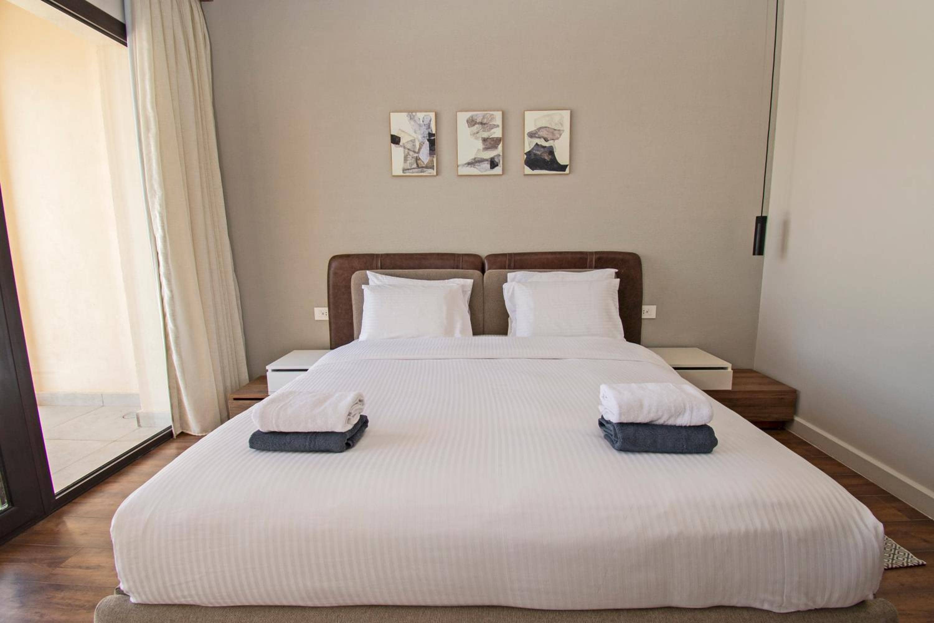 Ollystays-Heated Jacuzzi, Fanadir Marina Luxury 1BR, Walk to Kitesurf & Beach — 3
