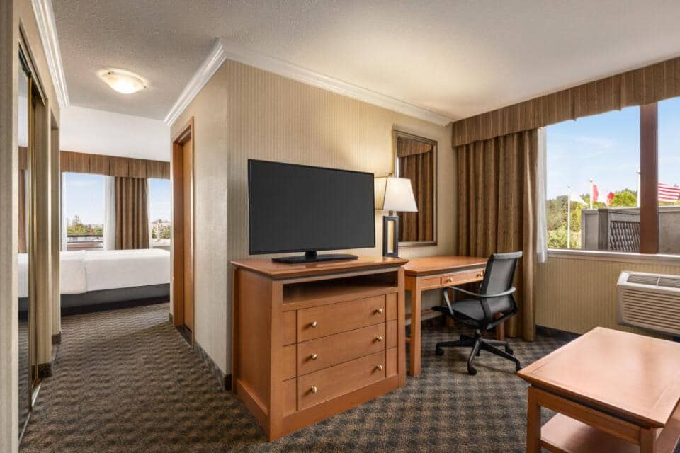 DoubleTree by Hilton North Vancouver — 5