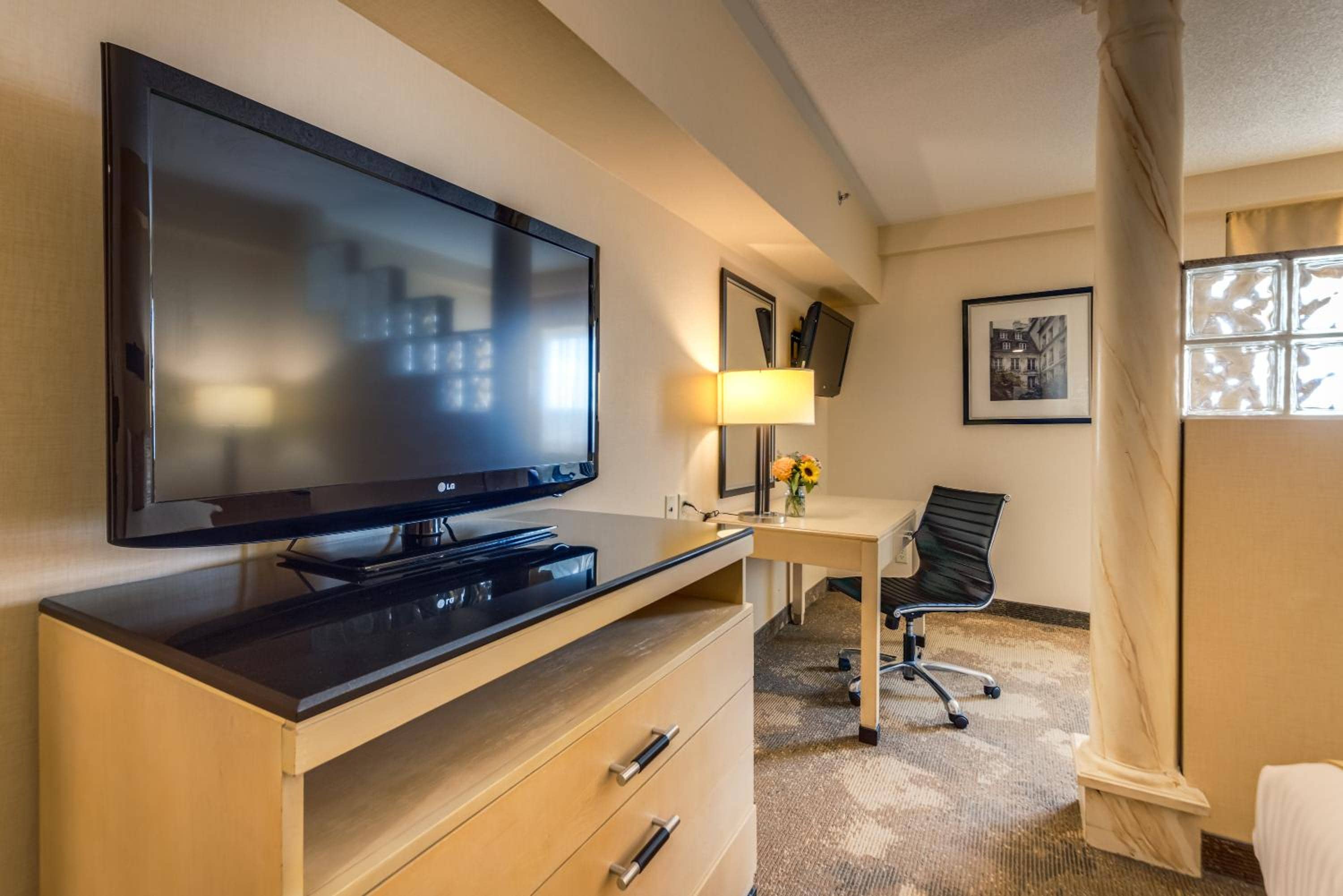 Monte Carlo Inn & Suites Downtown Markham — 5