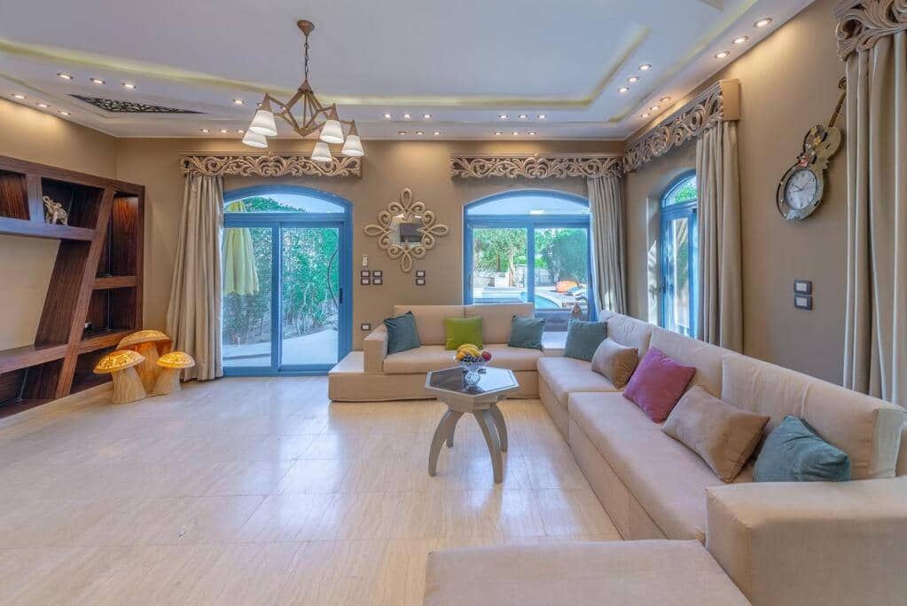 Spacious villa with private pool — 5