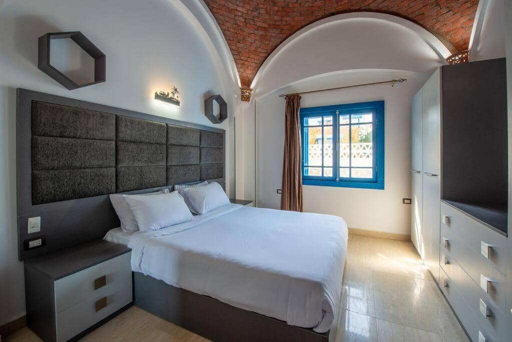 Spacious villa with private pool — 2