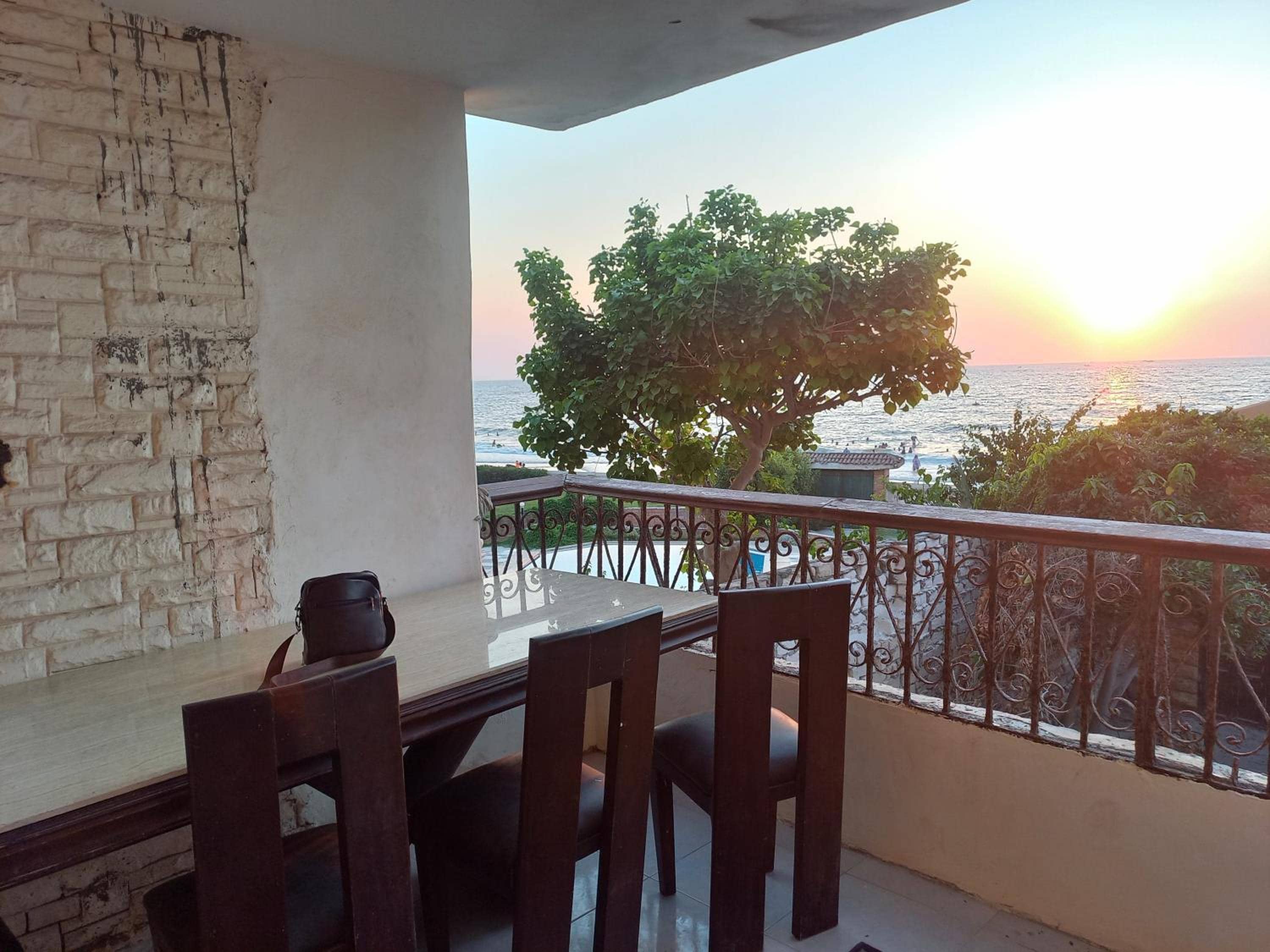 Hot apartment above the see within special villa 3 bedroom 2 toilets 24 hours service parking free beach inside villa free — 4