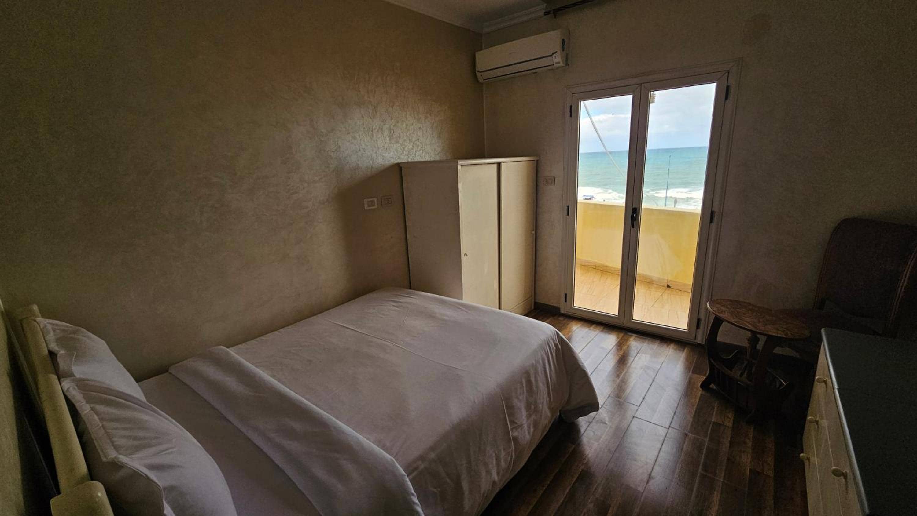 Simple sea view apartment - families only — 3