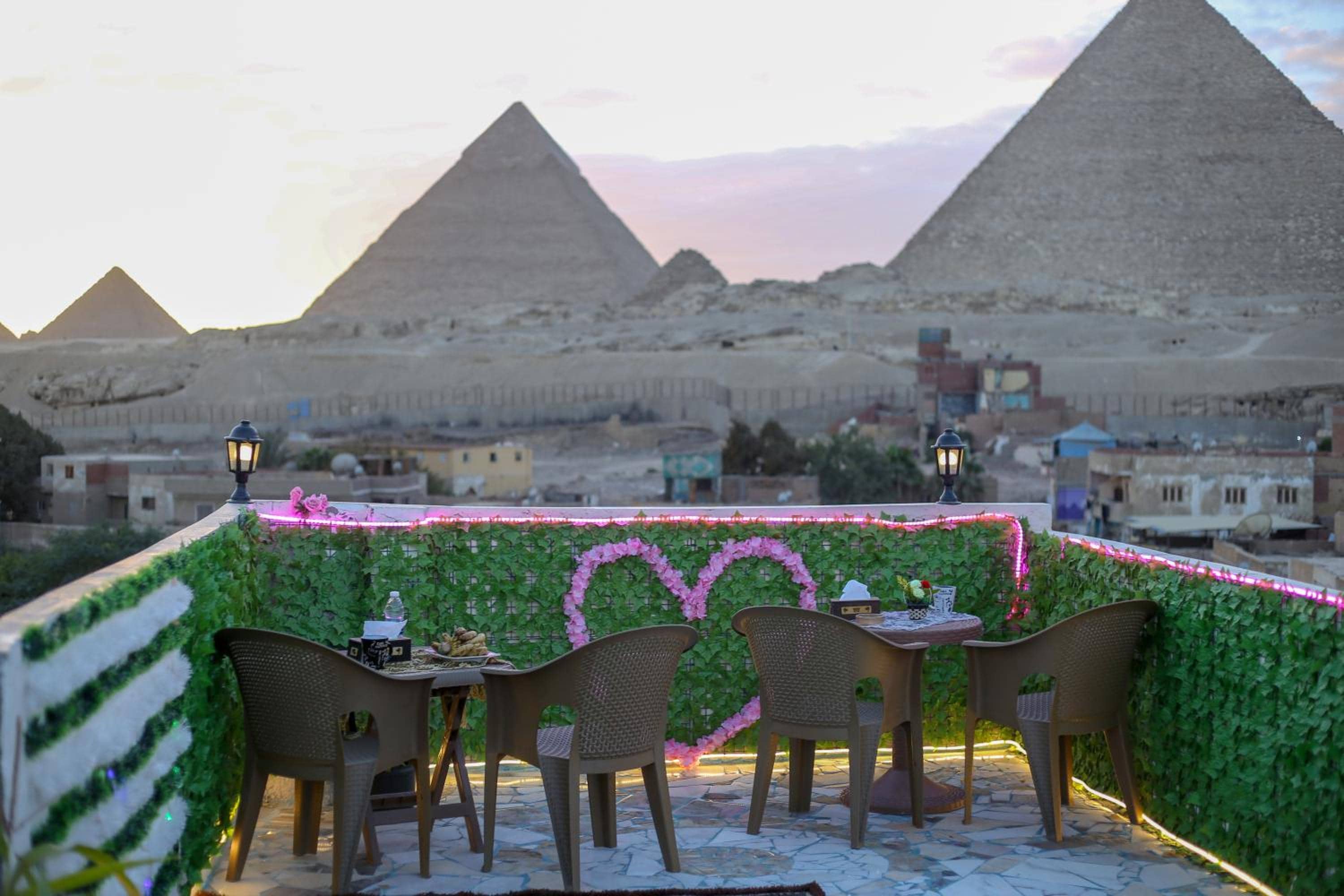 pyramids show inn