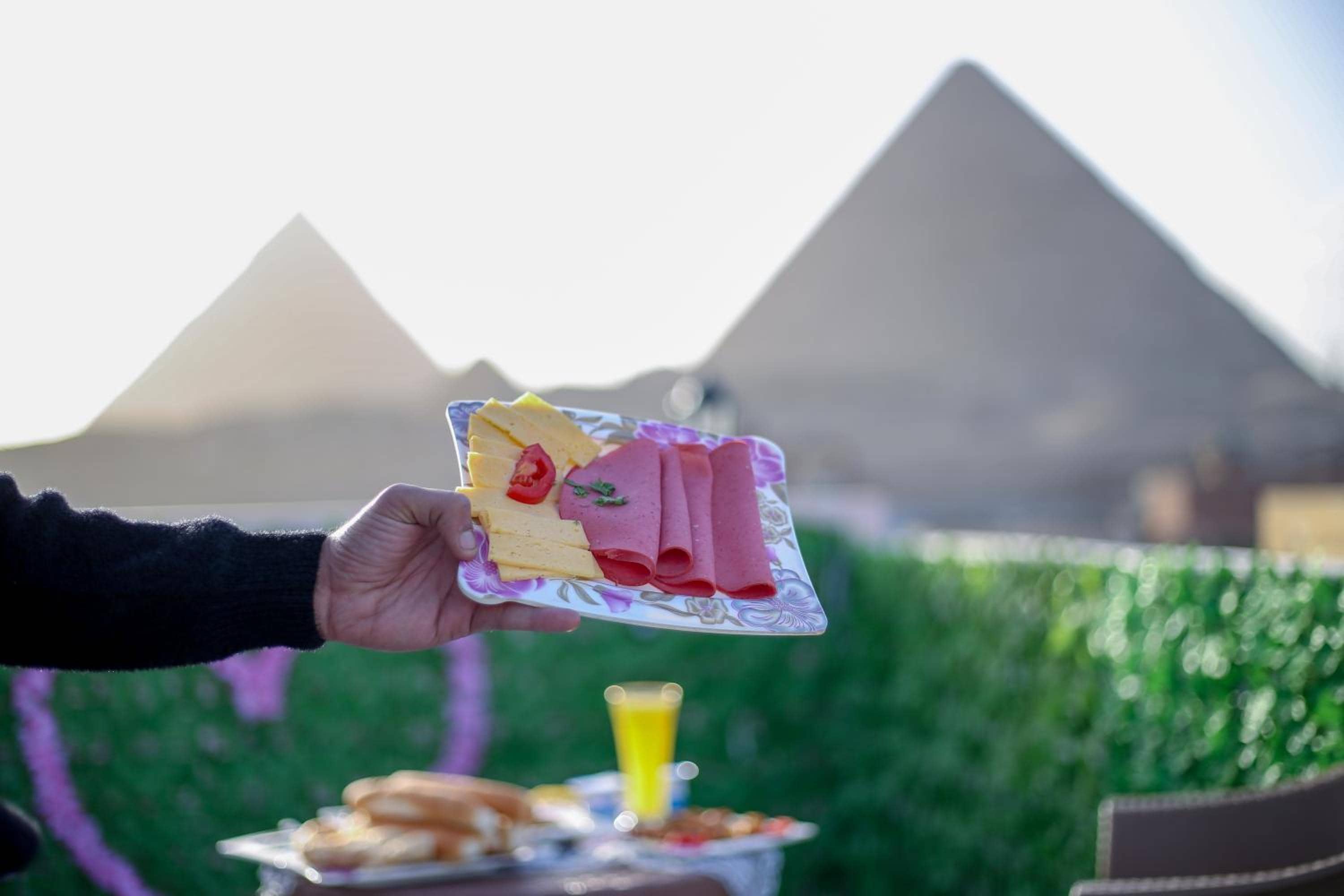 pyramids show inn — 2