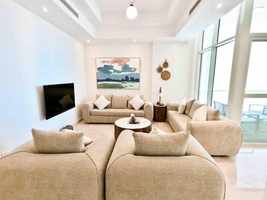 Elegant 4 Beds W/Partial SeaView — 4