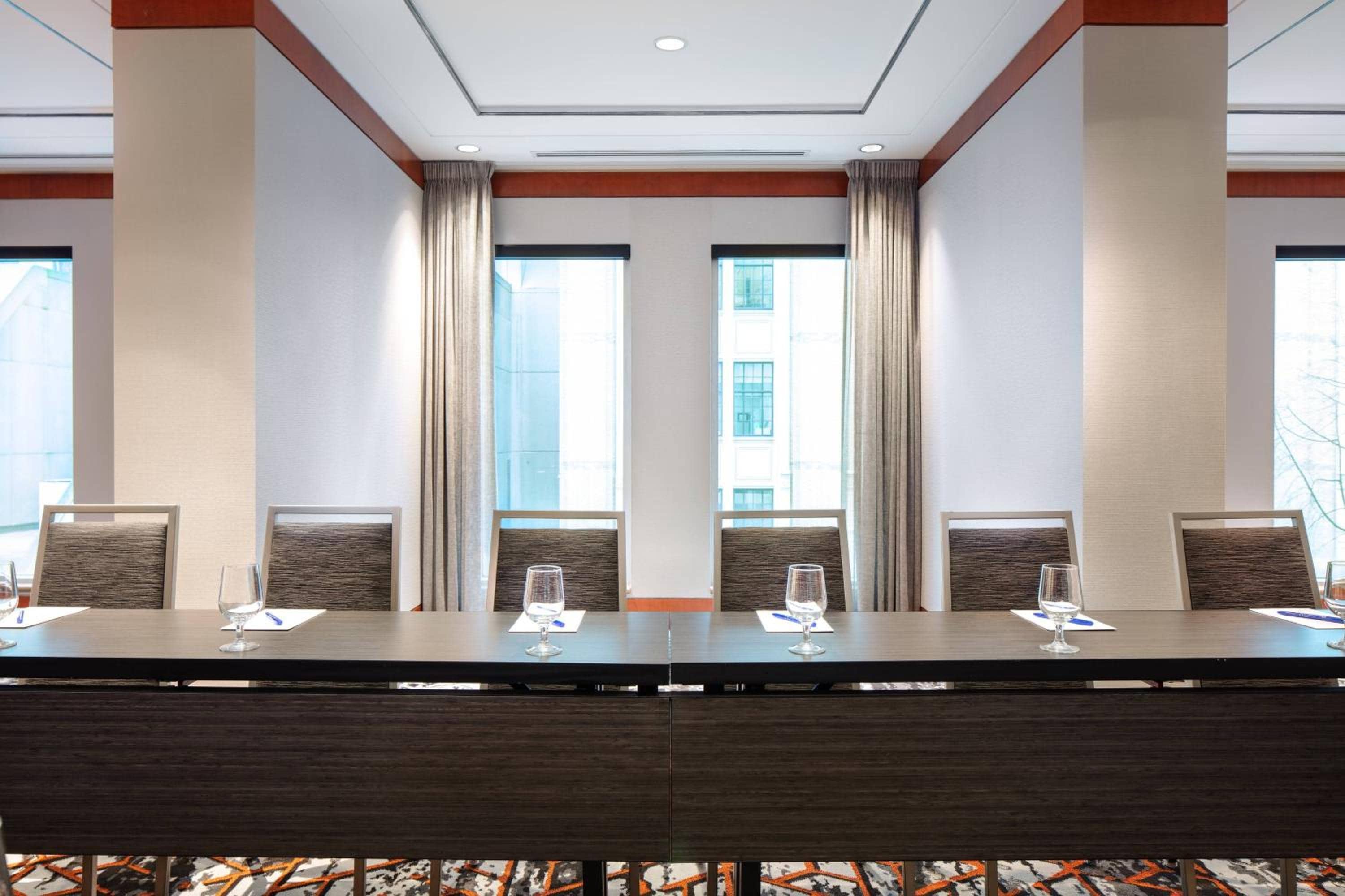 Delta Hotels by Marriott Vancouver Downtown Suites - Downtown Vancouver — 5