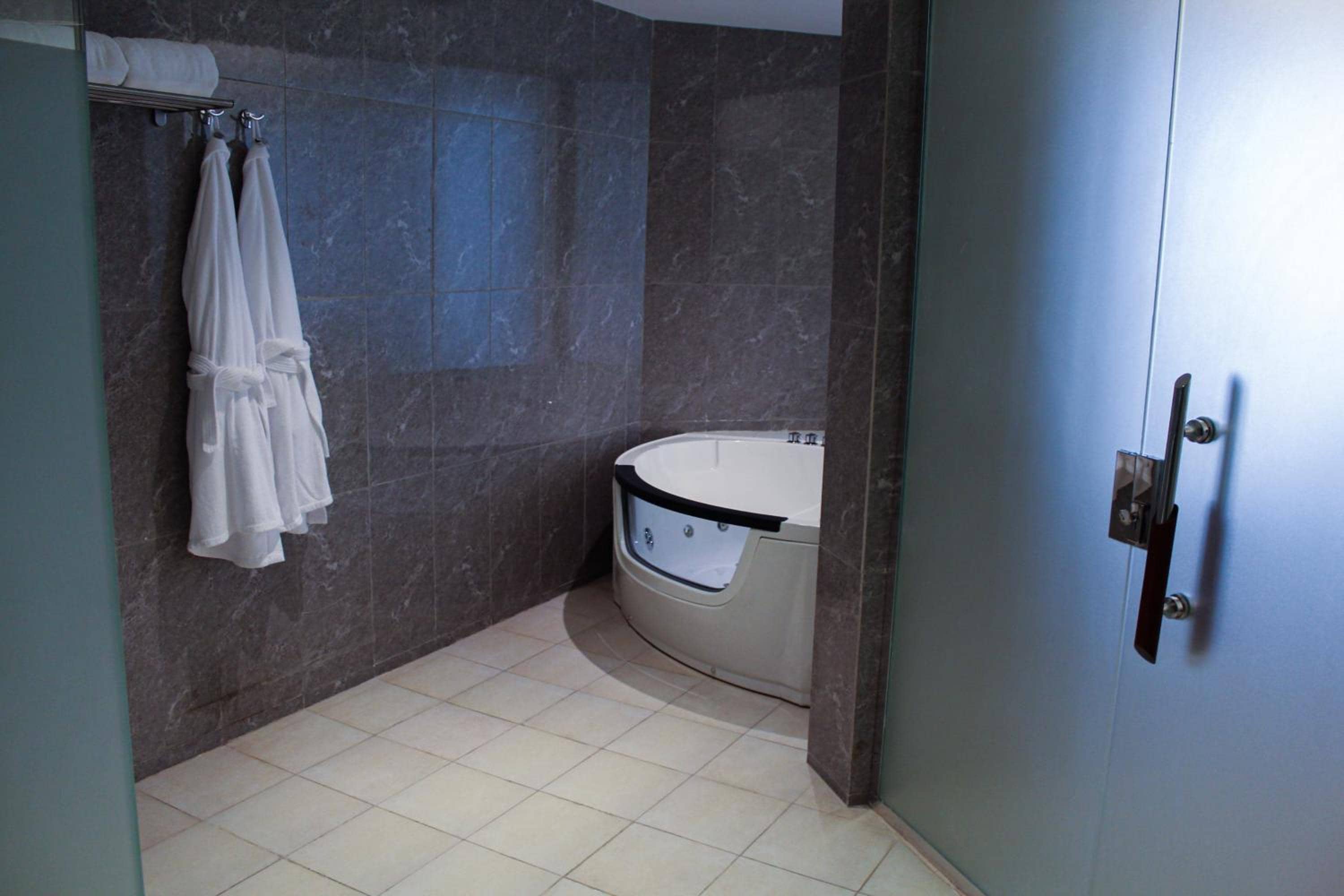 The Business Hotel By Seafront فندق ذا بيزنس — 2