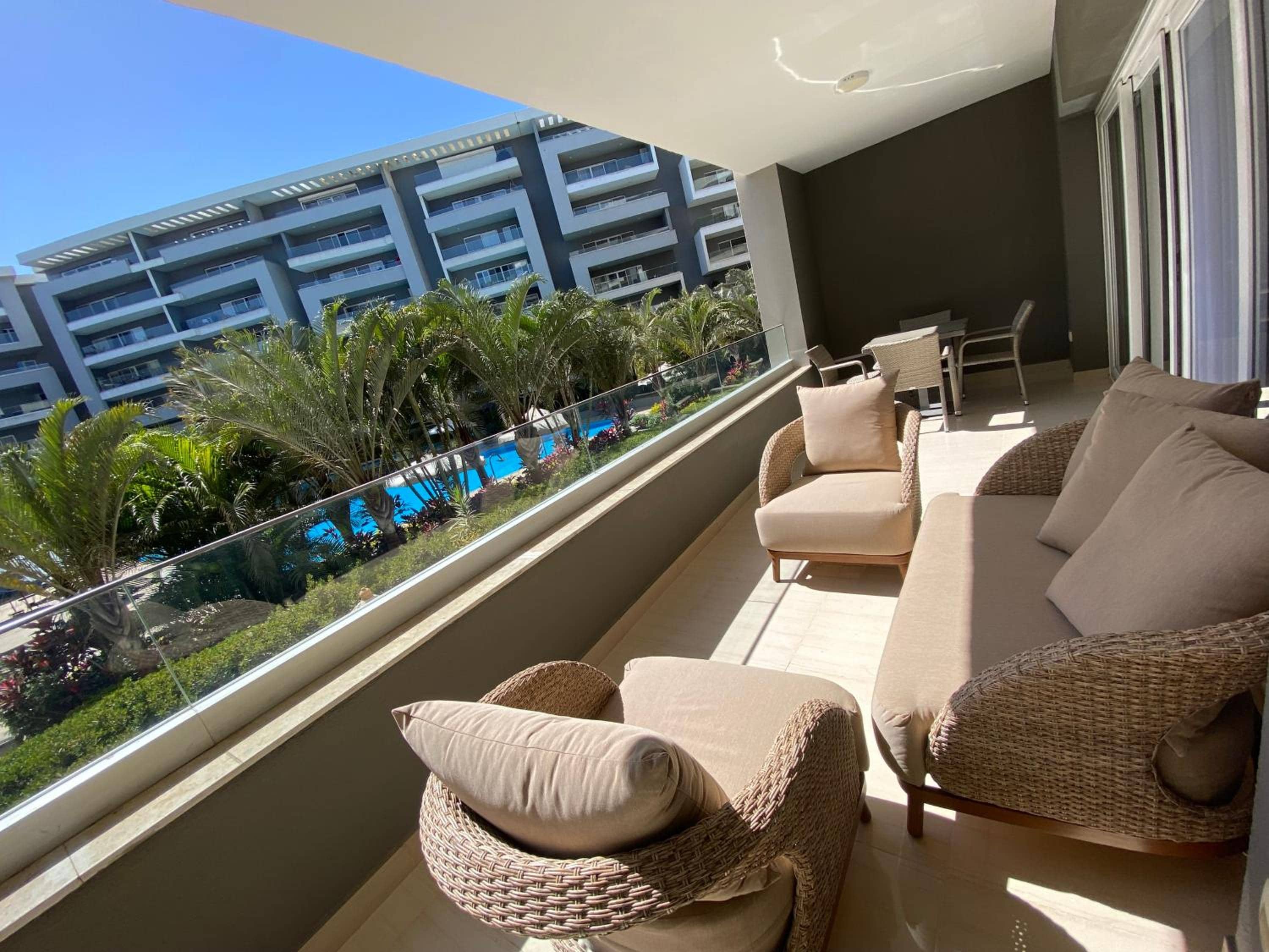 Luxurious Family 5BR Pool View Near Airport!