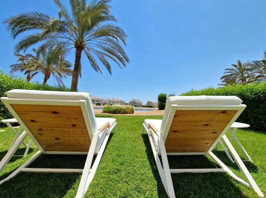 Cheerful space with a huge garden and pool — 3