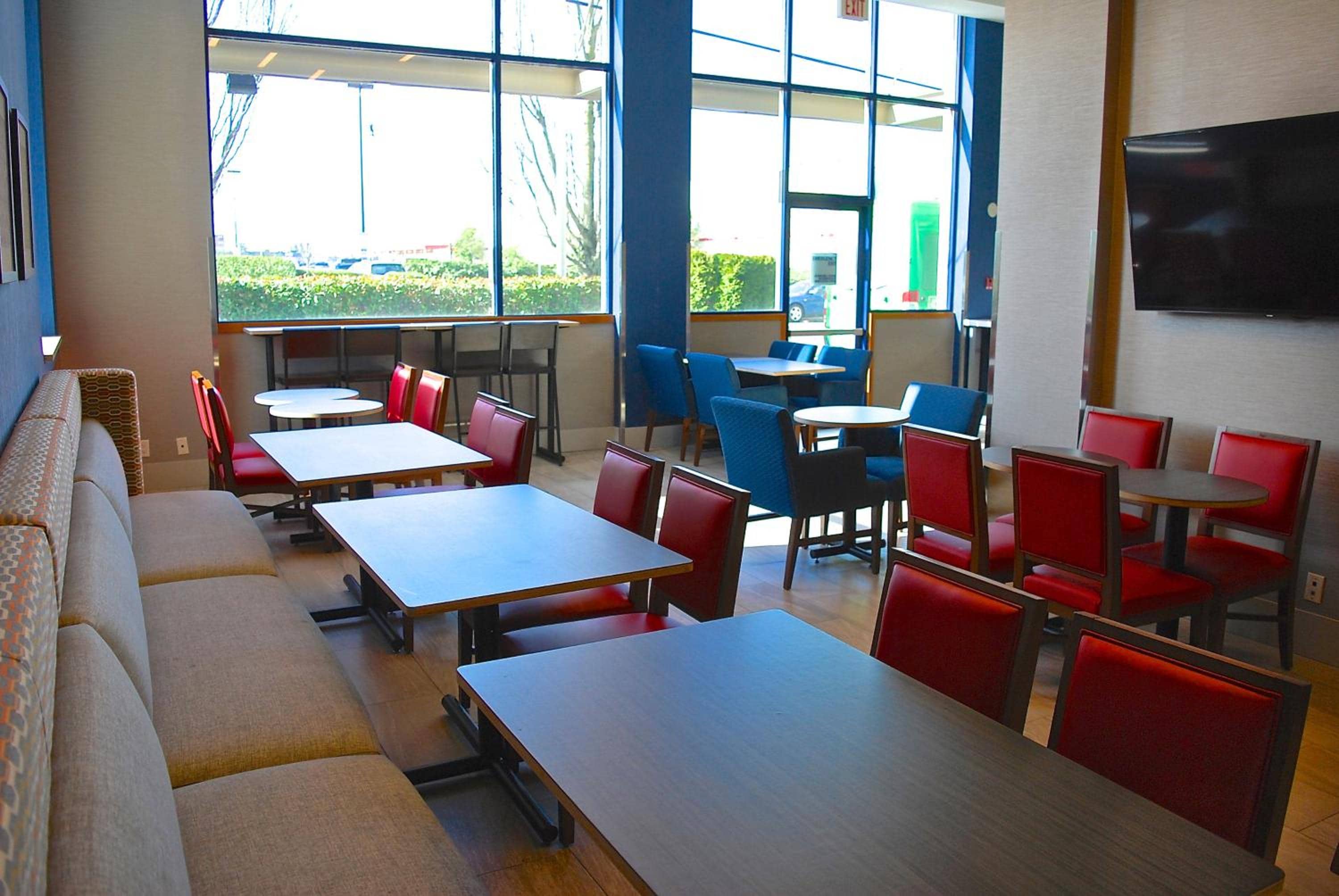 Holiday Inn Express Vancouver Airport-Richmond by IHG — 5