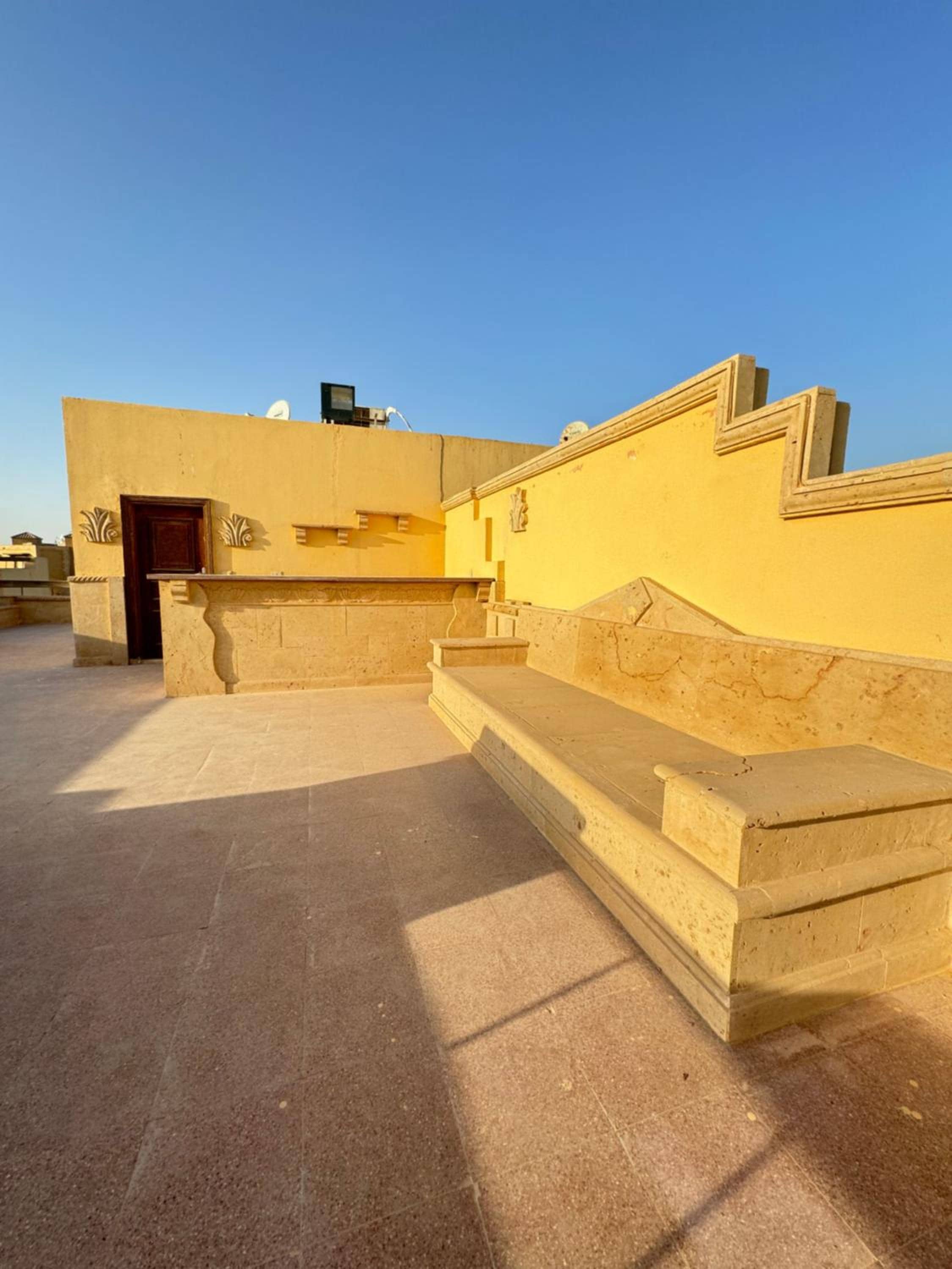 Luxury 5BR Villa with Sea View & Garden in Einbay — 3