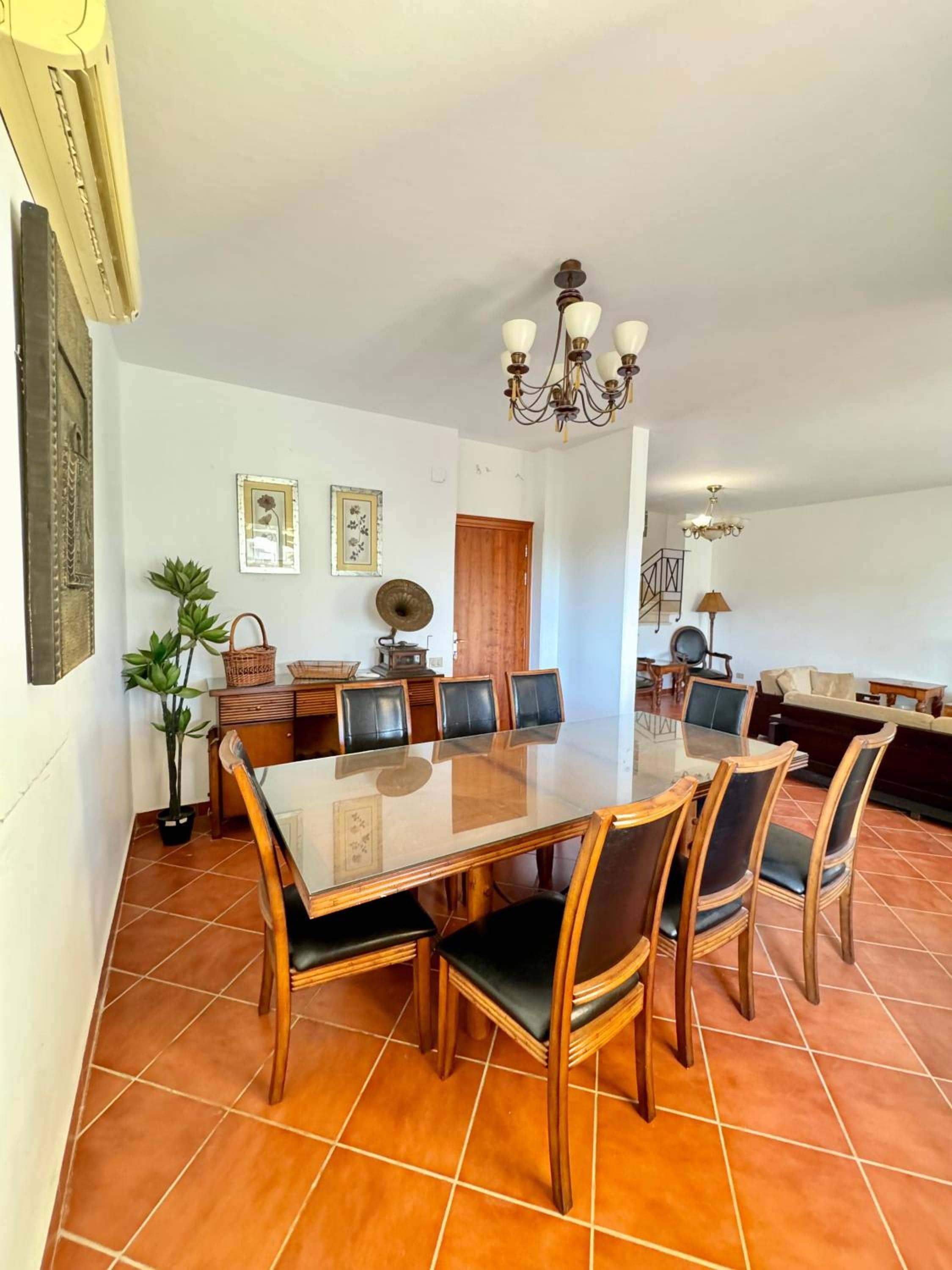 Luxury 5BR Villa with Sea View & Garden in Einbay — 4