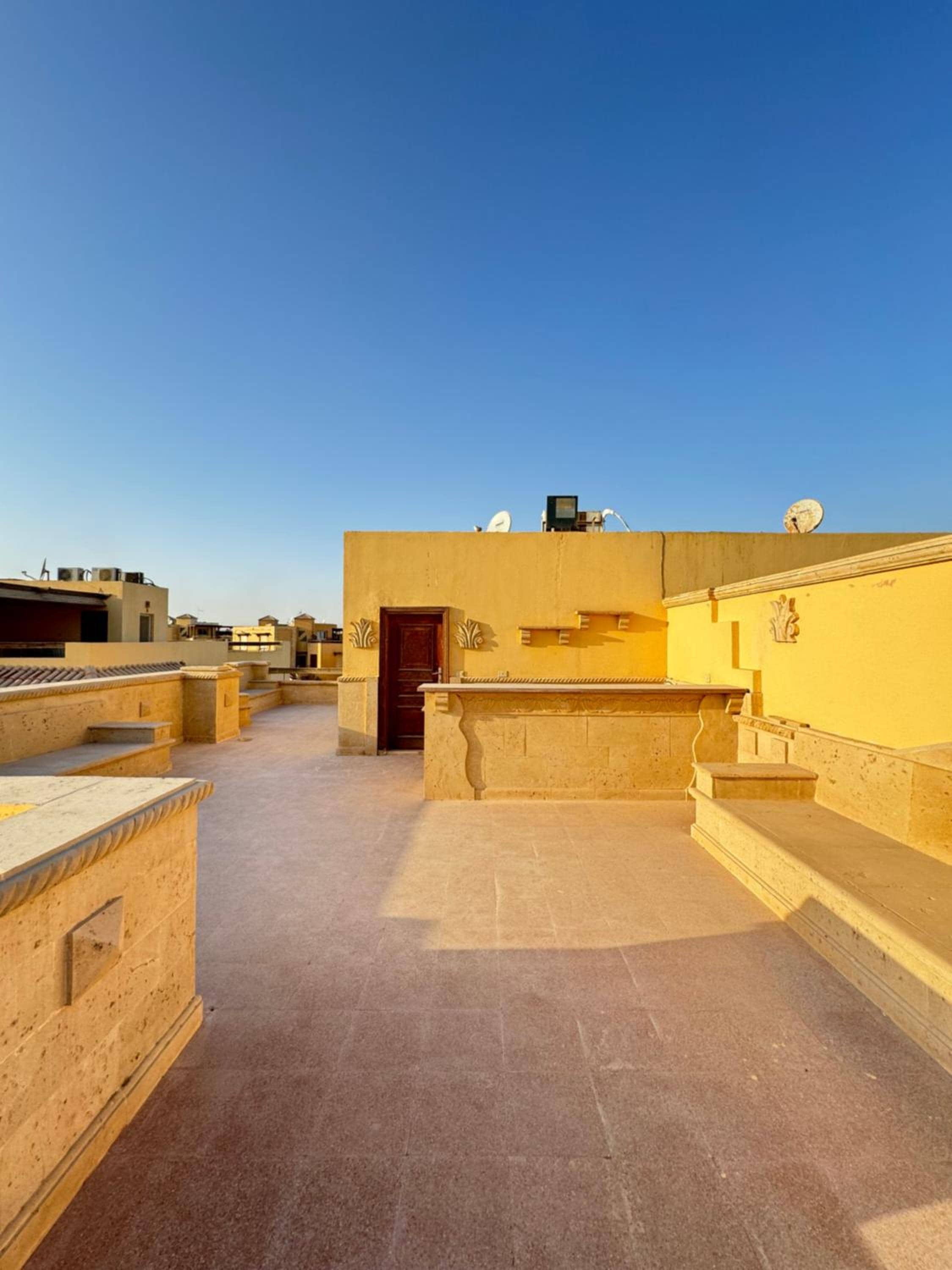 Luxury 5BR Villa with Sea View & Garden in Einbay — 2