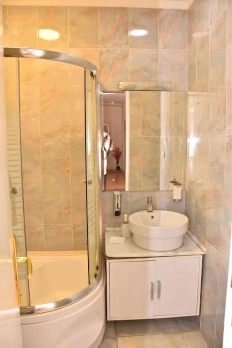 Chic 4BR Apt in Downtown - Mint 5 — 5