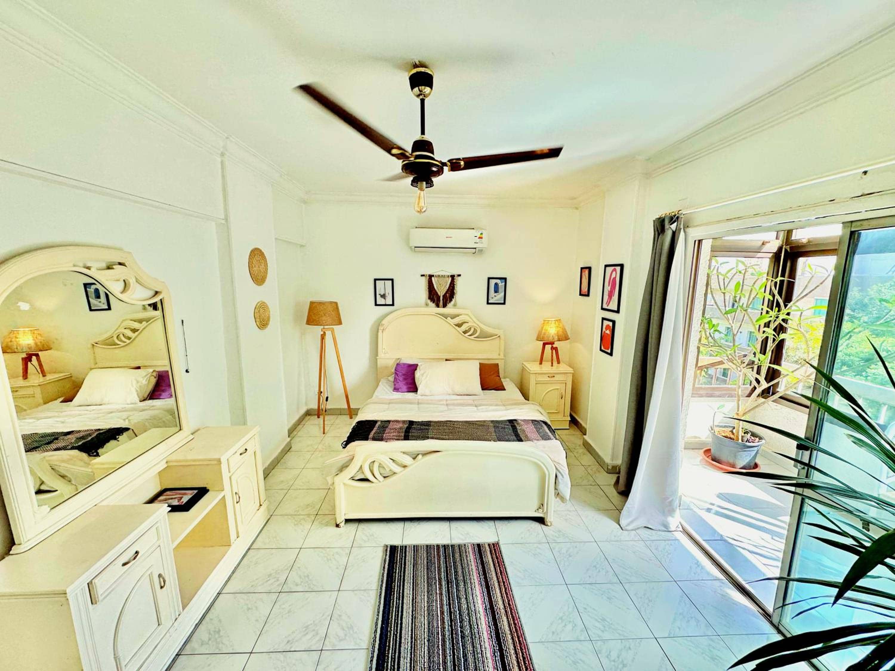 Large room with its own balcony — 3