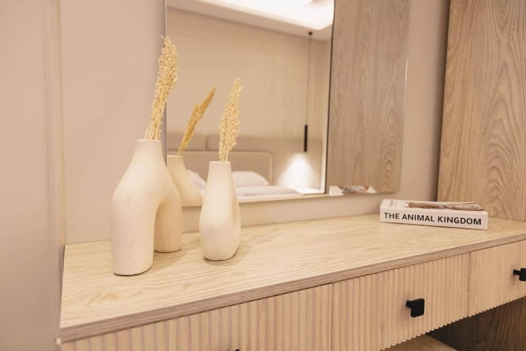 Signature Stays Luxurious Modern Apt — 3