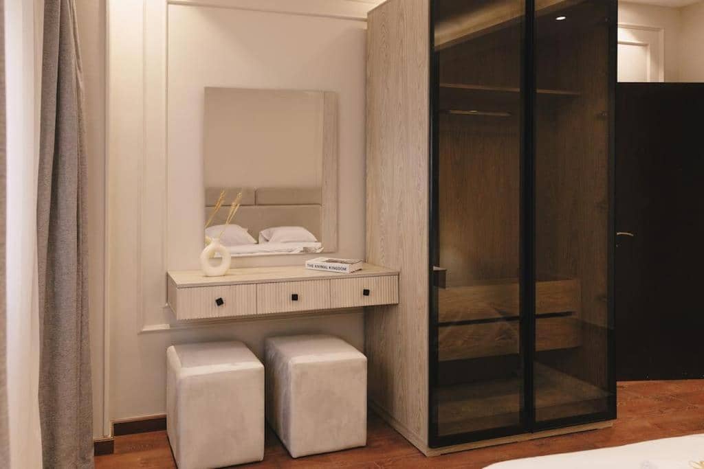Signature Stays Luxurious Modern Apt — 4