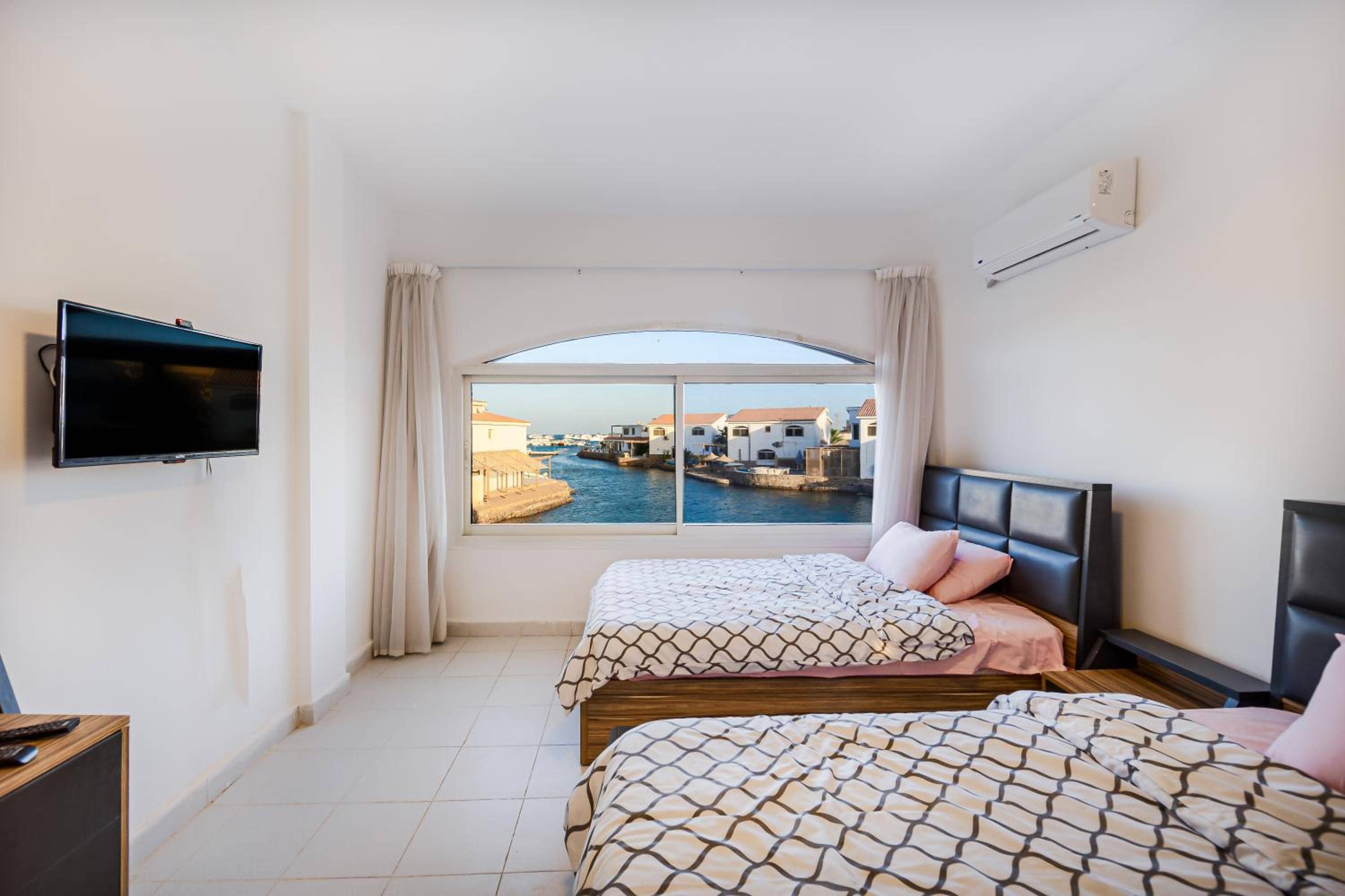 Aden Beach - Sea View room - أجانب فقط — 2