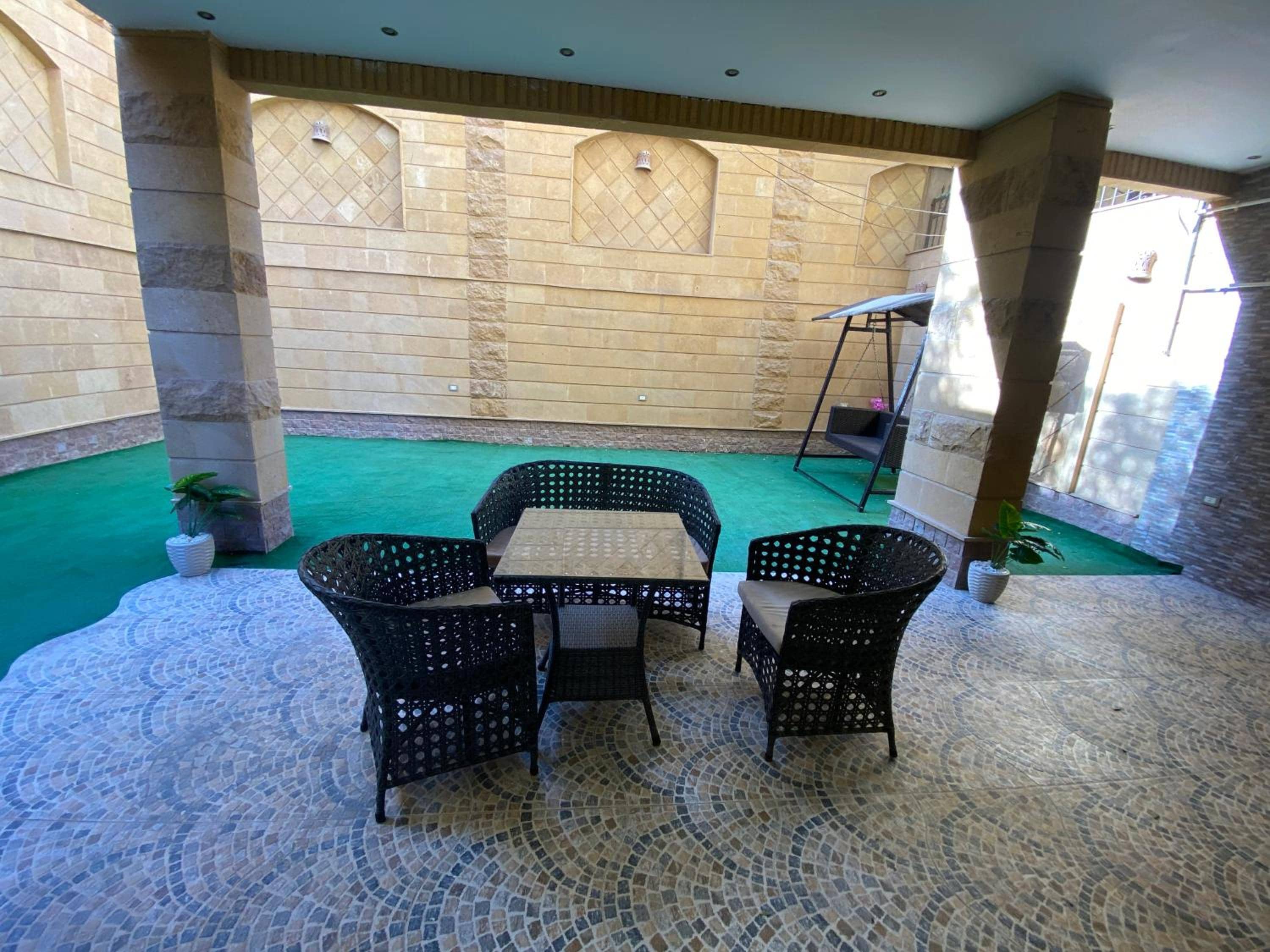 Comfy Basement Apartment with Private Patio and Garden — 5