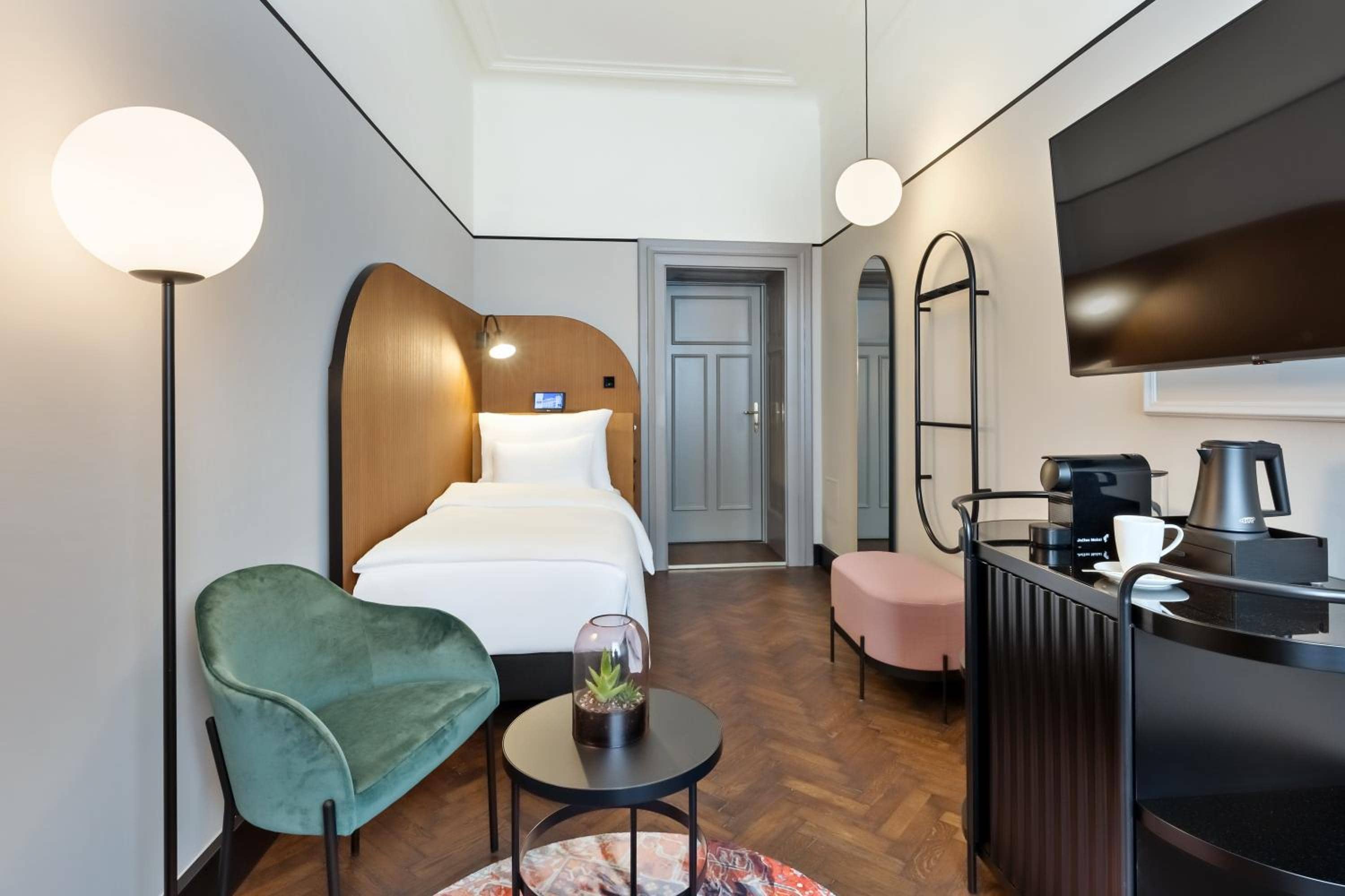 Hotel Astoria Vienna, Curio Collection by Hilton — 2