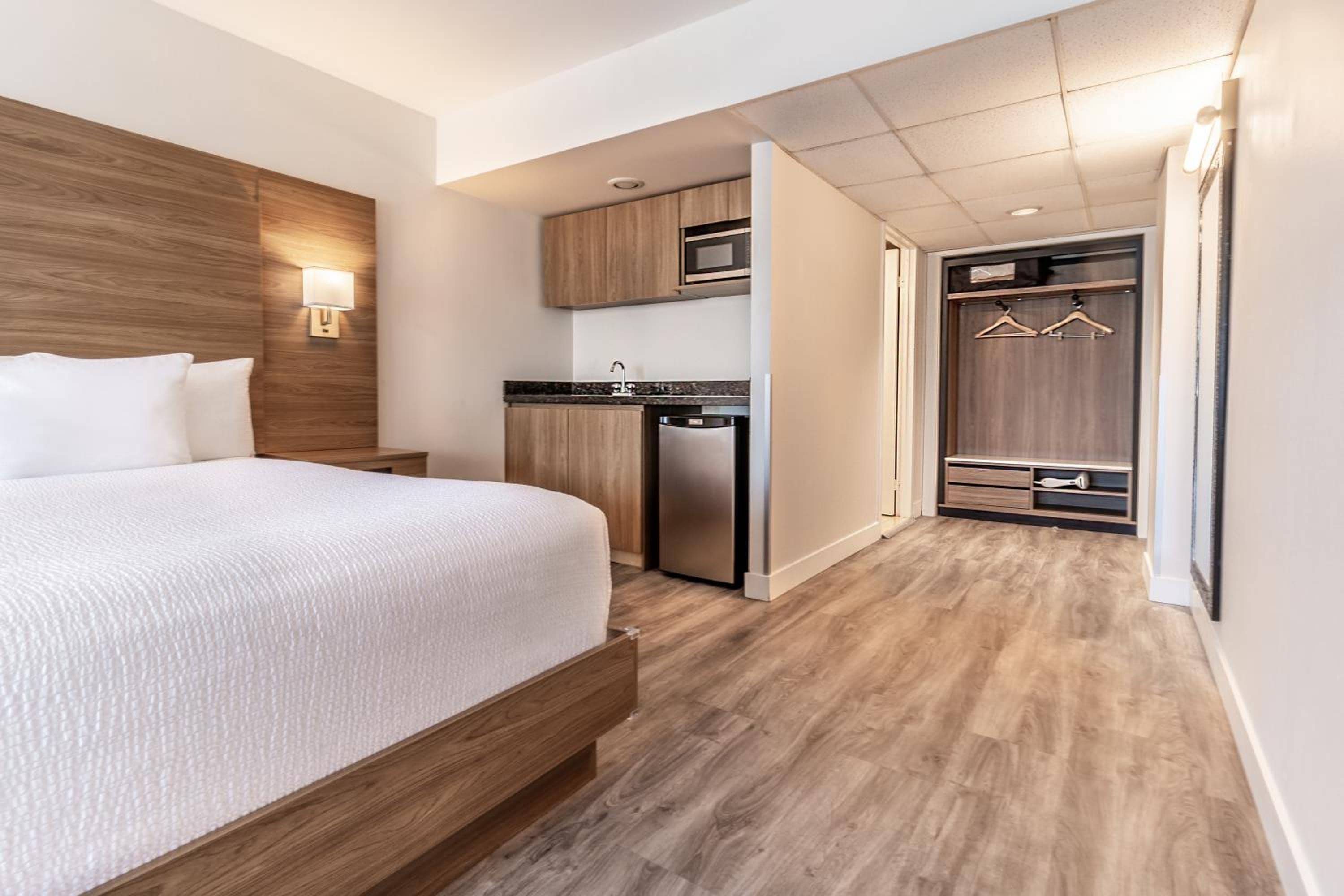 Atrium Hotel Vancouver — 4