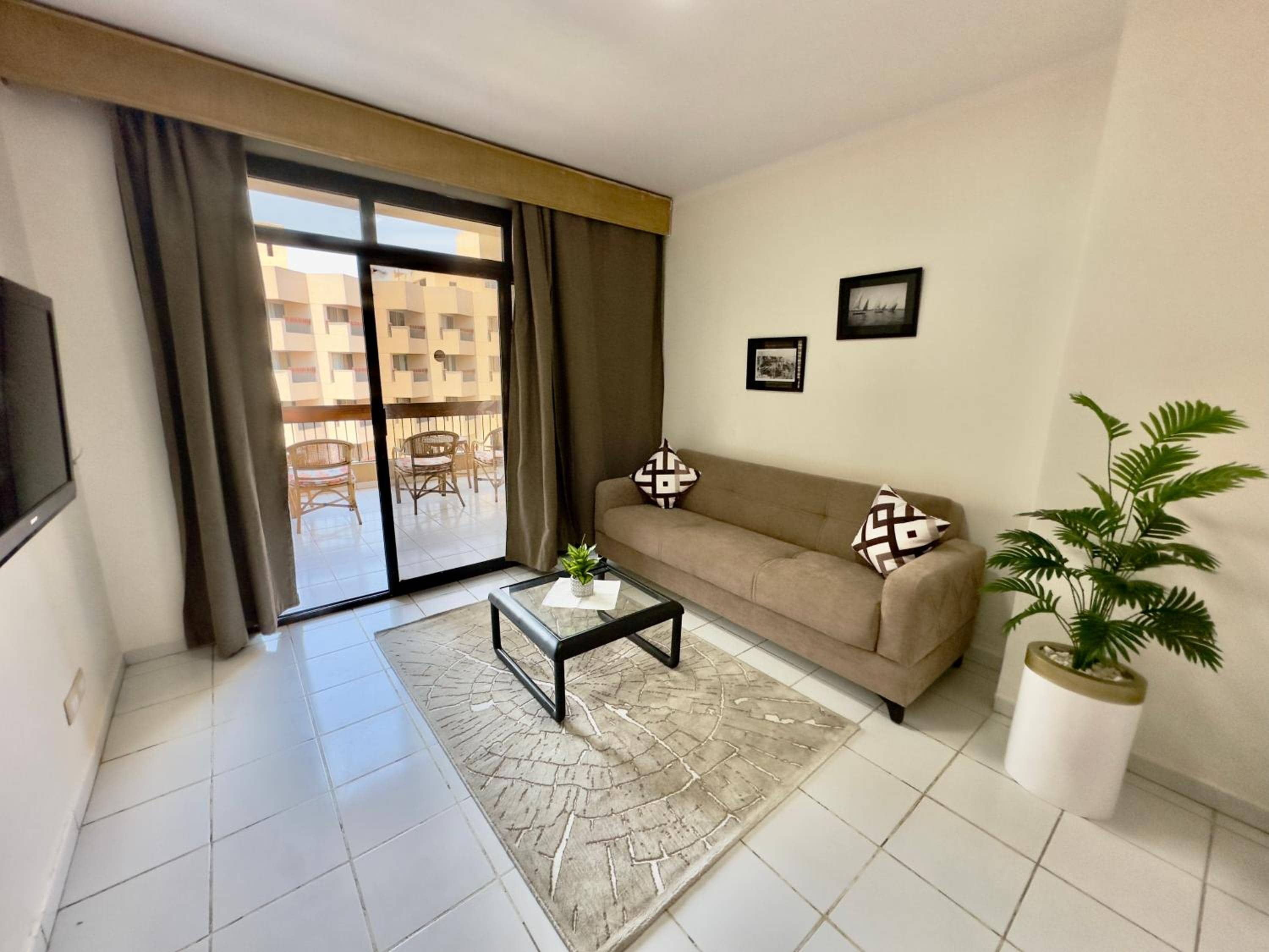 Gaddis Hotel, Suites and Apartments — 3
