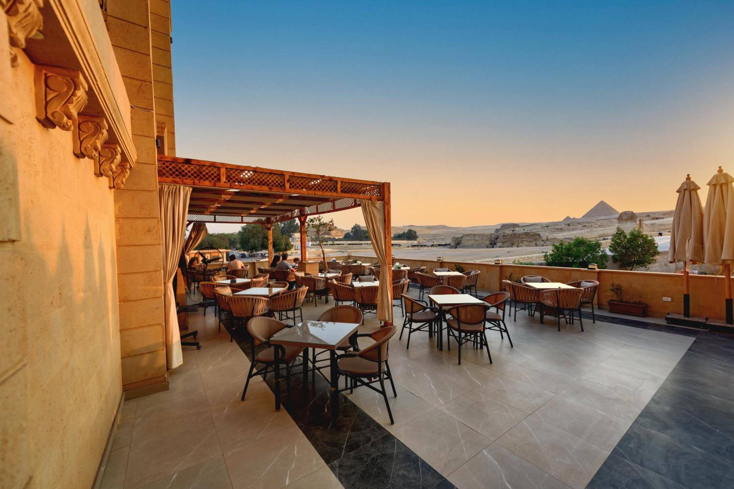 The Gate Hotel Front Pyramids & Sphinx View — 4