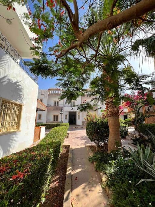 Amazing 2-Bed private Apartment with shared pools