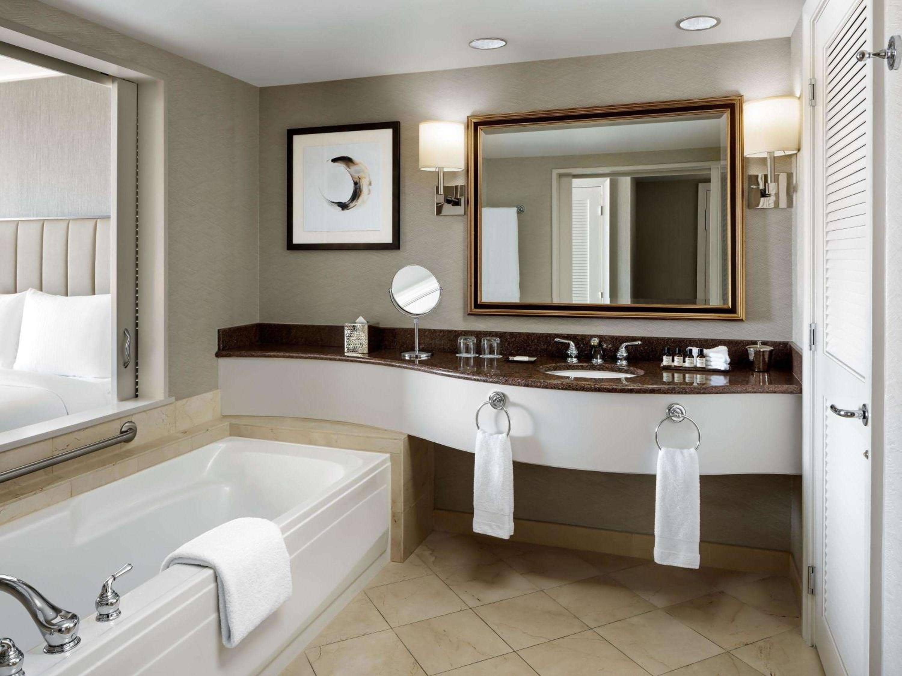 Fairmont Vancouver Airport In-Terminal Hotel — 5