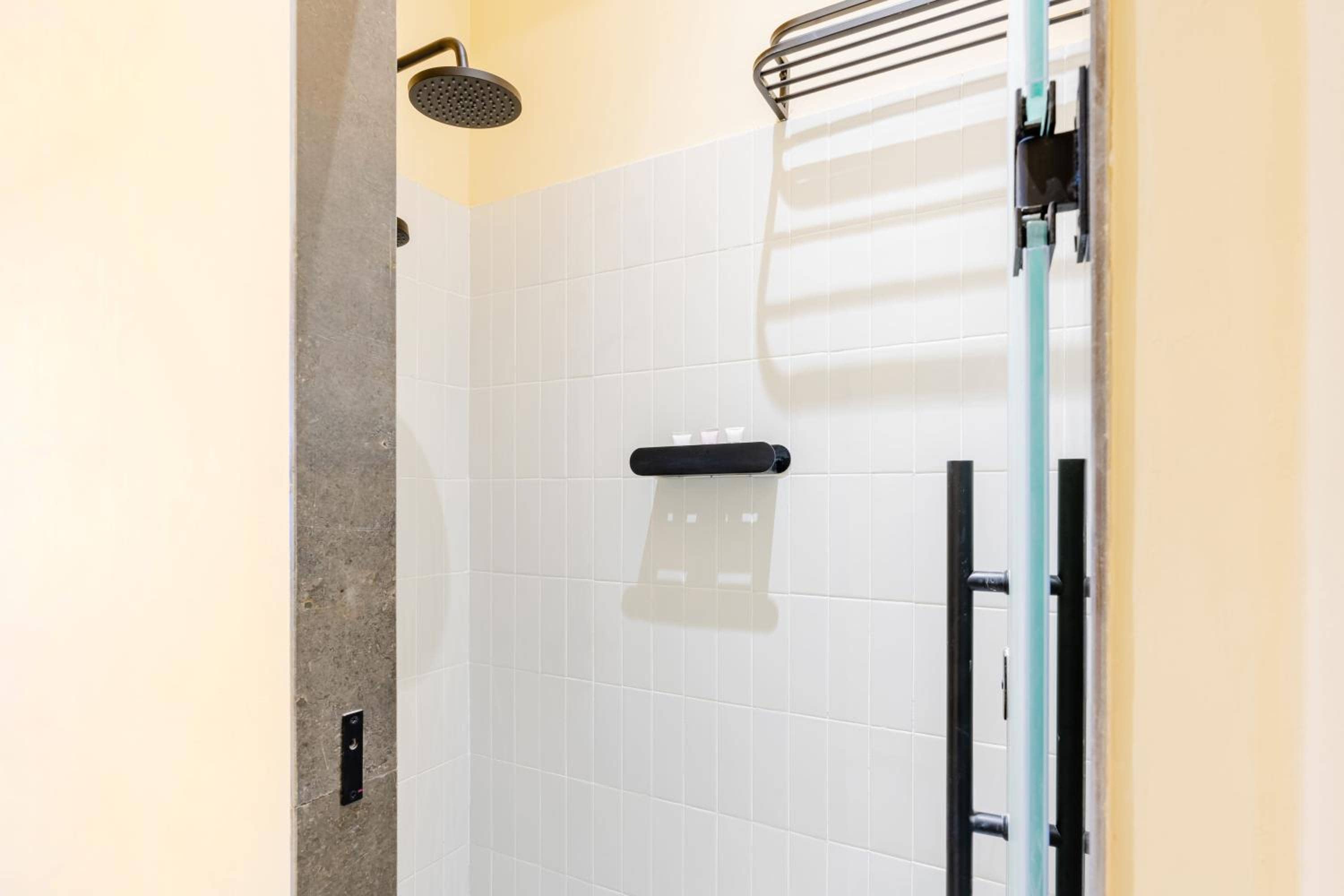 grey l studio apartments Downtown Alexandria Menasce House — 3