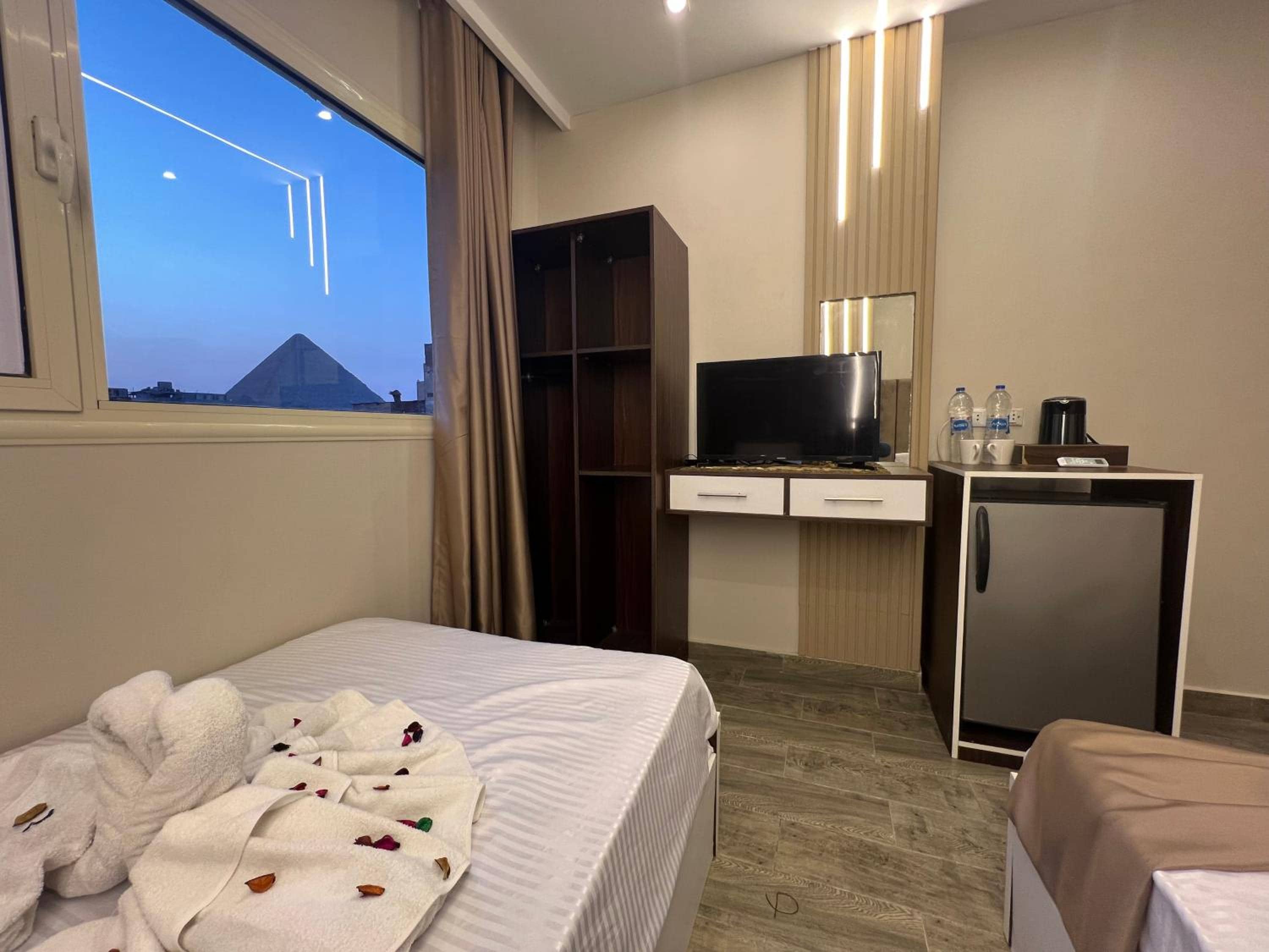 Pyramids moon view hotel — 2