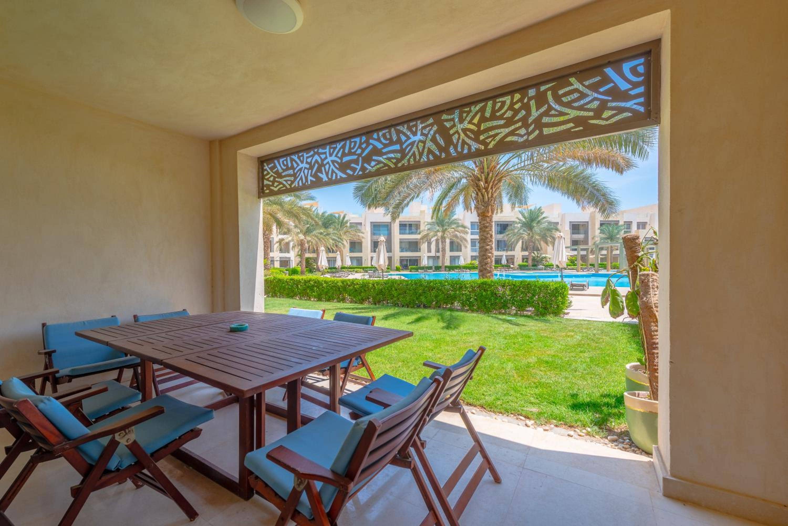 Elegant apartment with pool and beach access