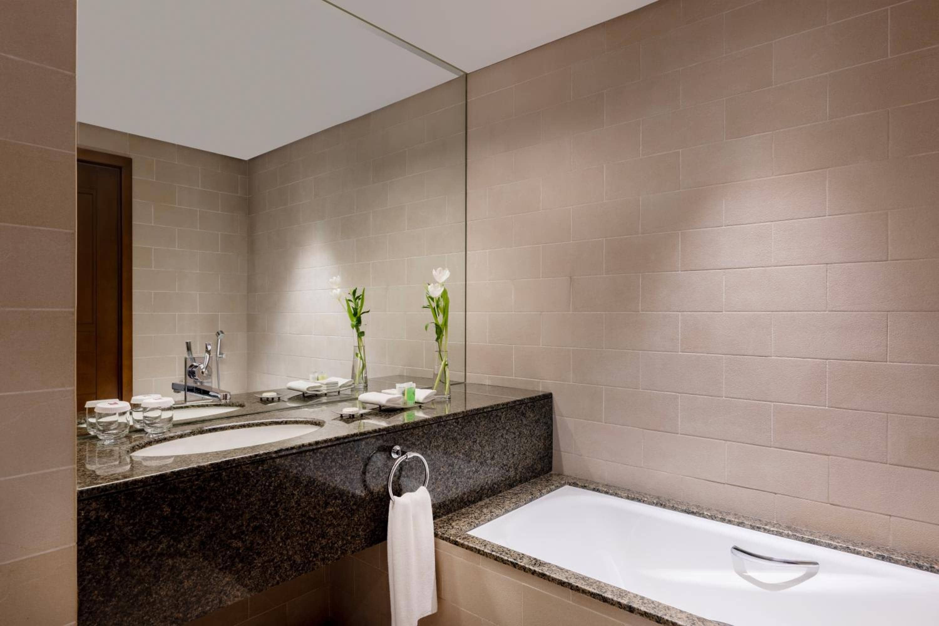 Grand Millennium Al Wahda Hotel and Executive Apartments Abu Dhabi — 4