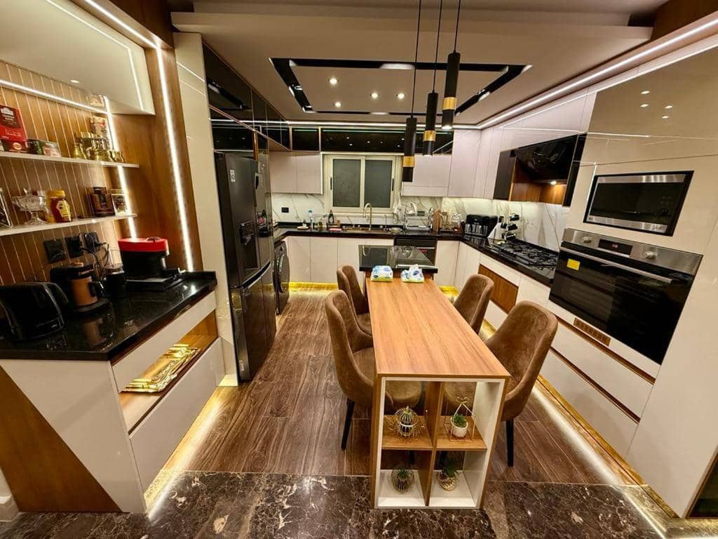Luxury Renovated 2 bedroom Apt — 5