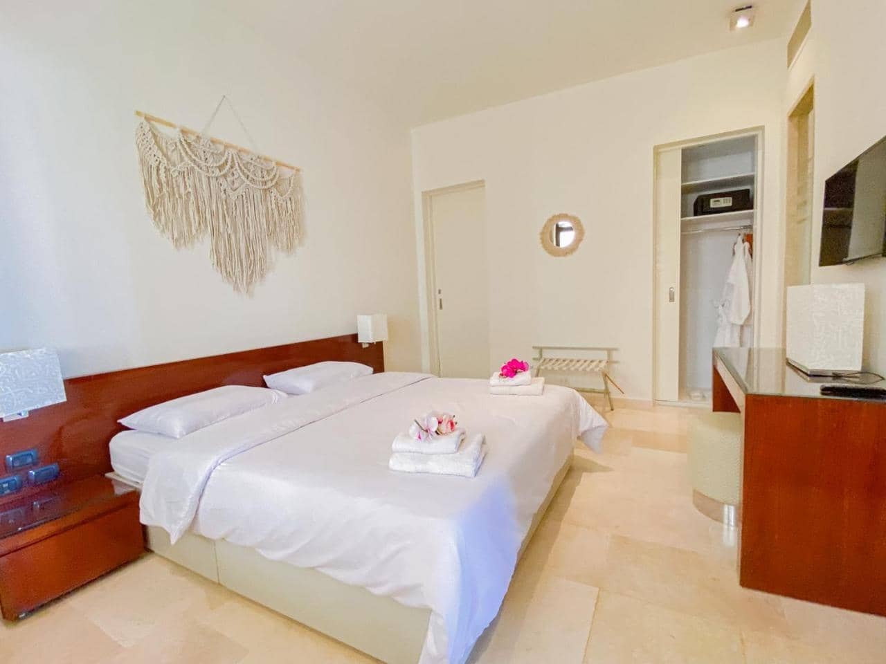 Nayah Stays, Ancient Sands Luxurious Pool Terrace Apartment — 3