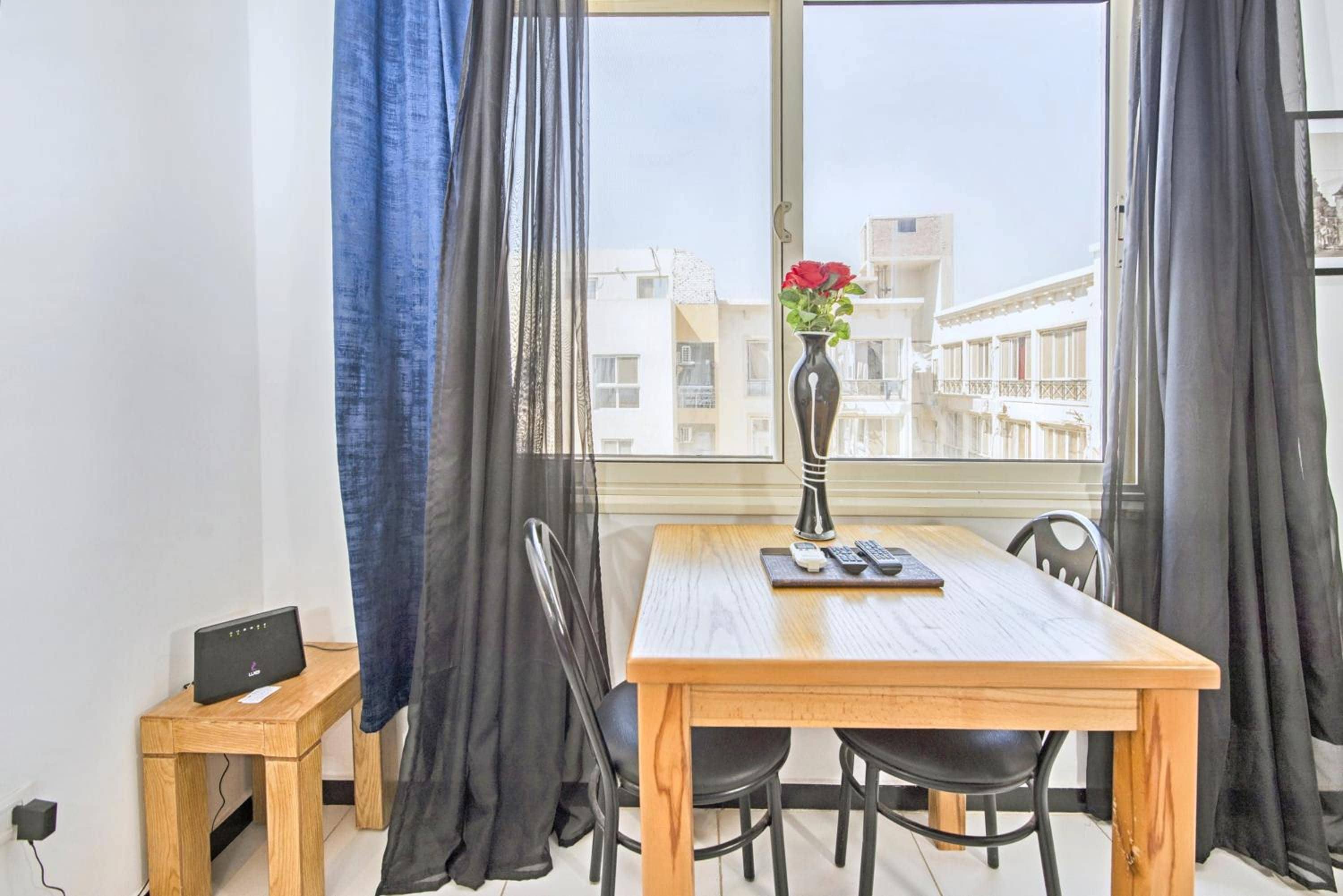 Rare New Marina Hotspot With Pool & Fast Free WIFI - Western Standards - Sheraton Plaza 415 — 2