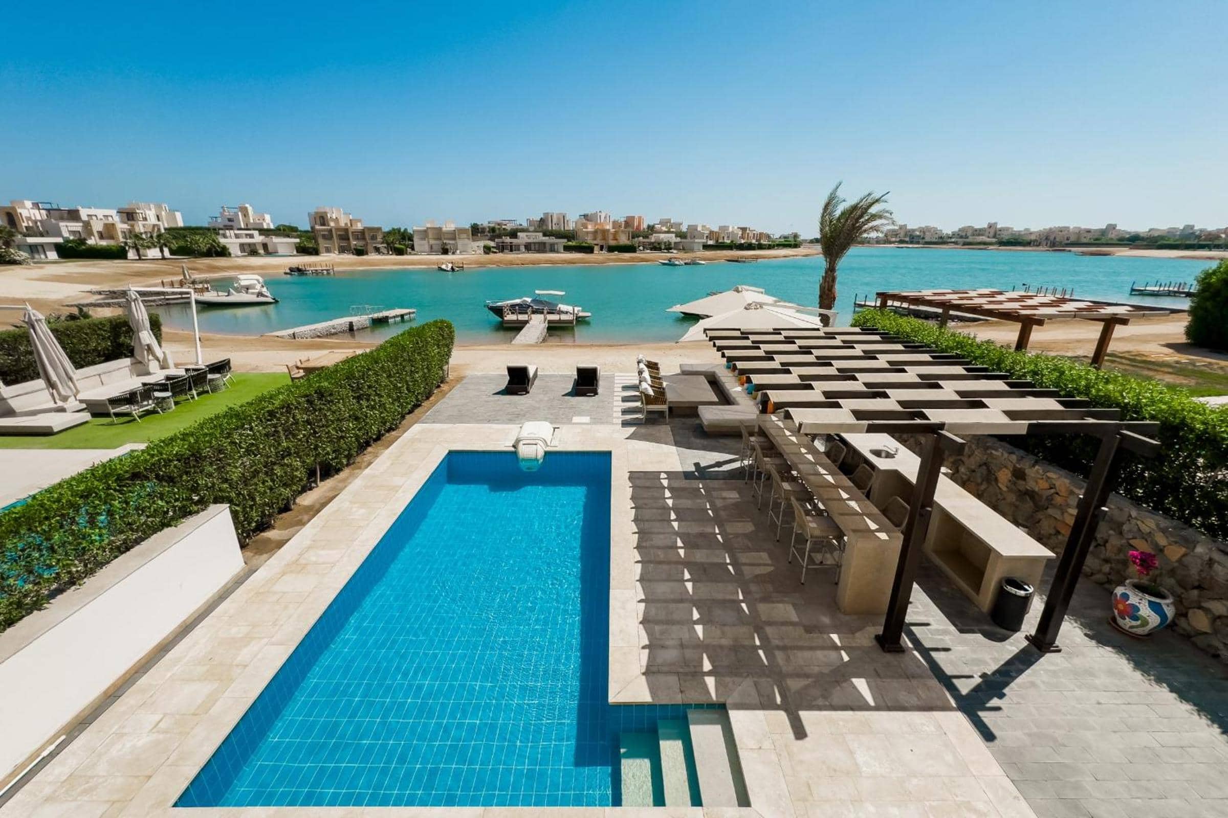 Posh & Eclectic 4 BDR Villa Fanadir Bay