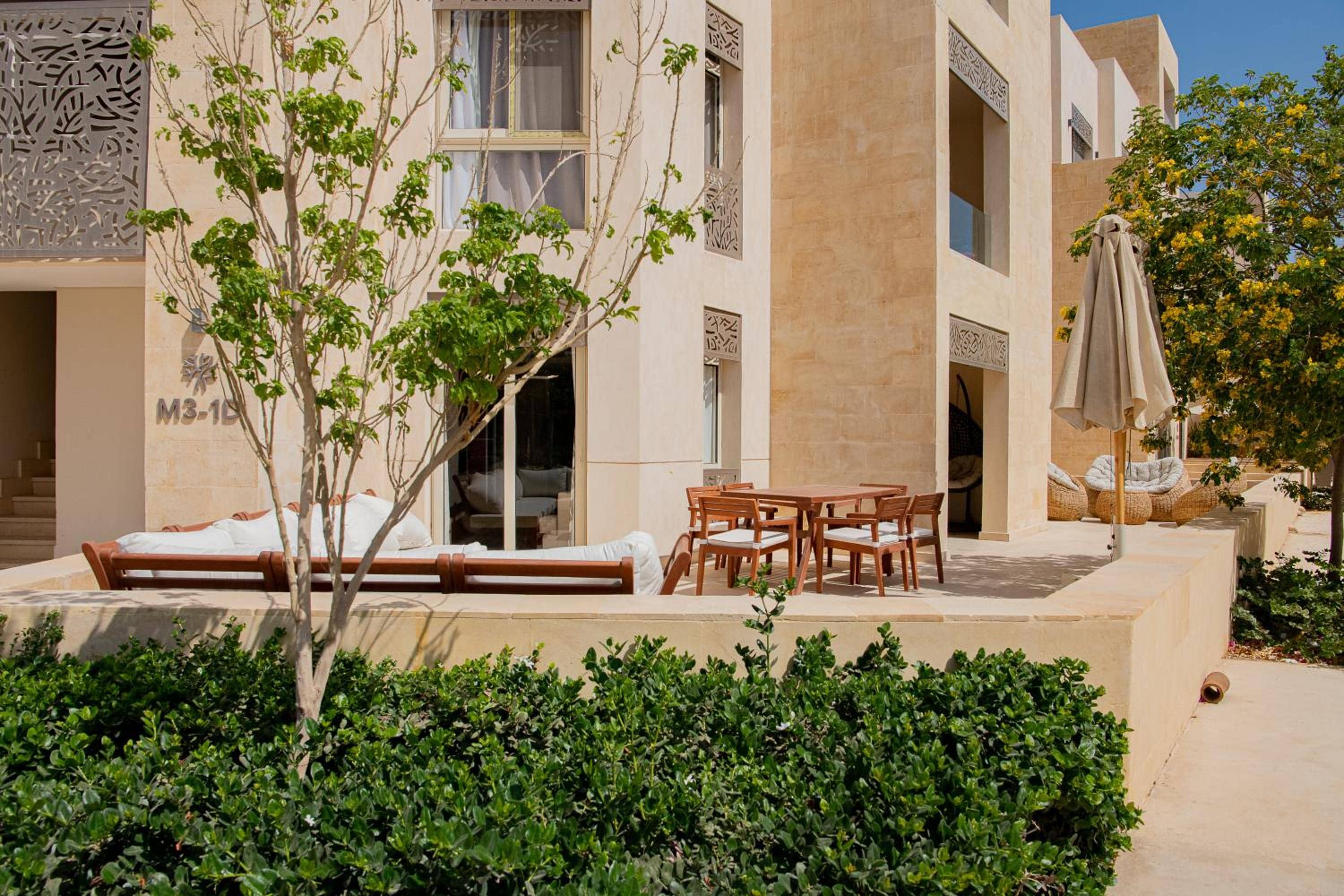 Apartment with large terrace & nice pool area — 3