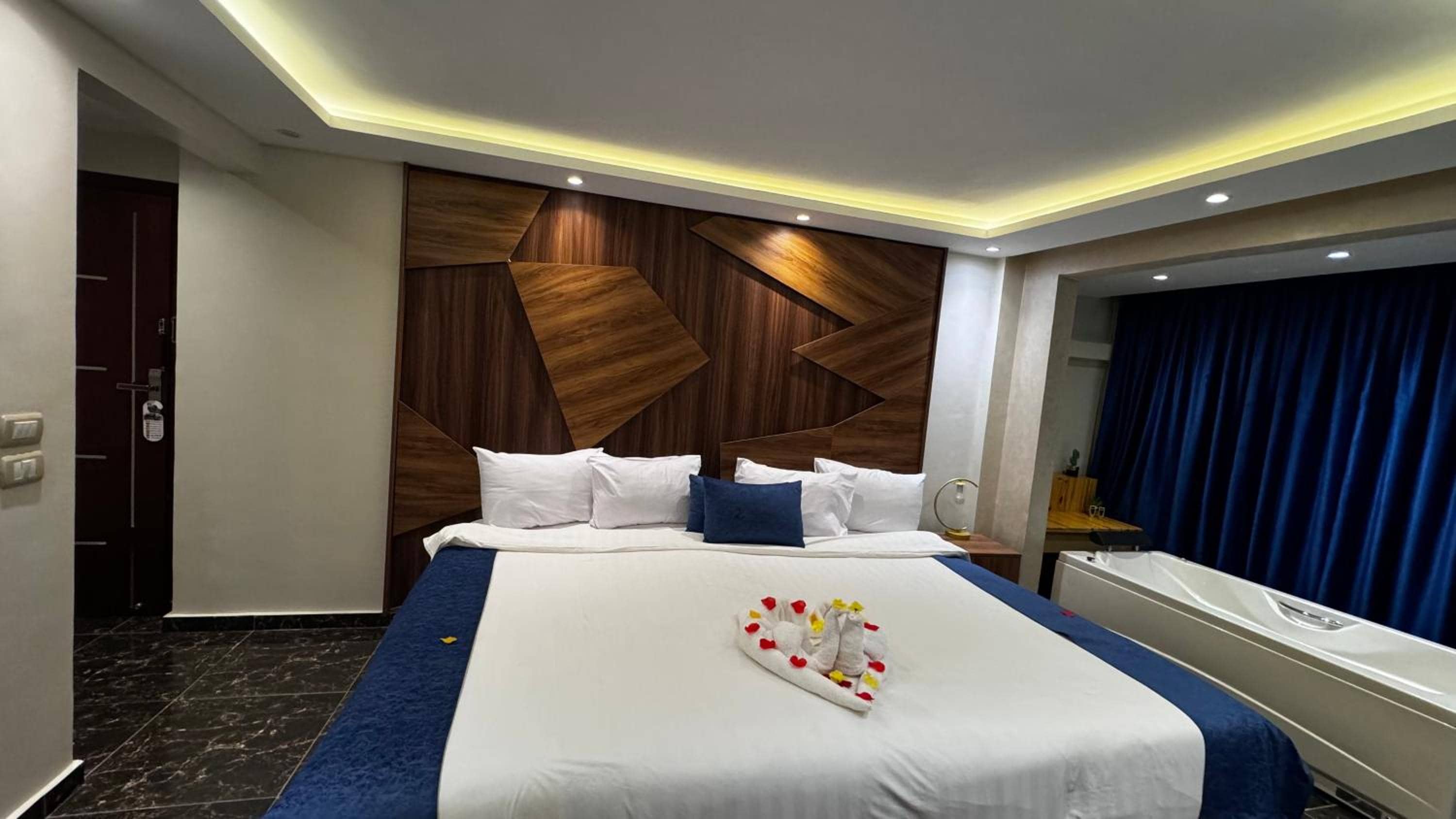 Pharaonic Pyramids Inn & jacuzzi — 3