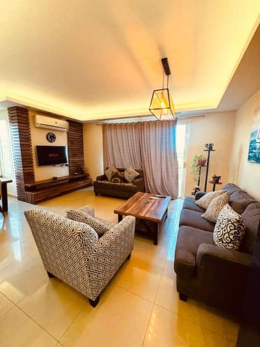Spacious 3BR Einbay Chalet by the Pool — 3