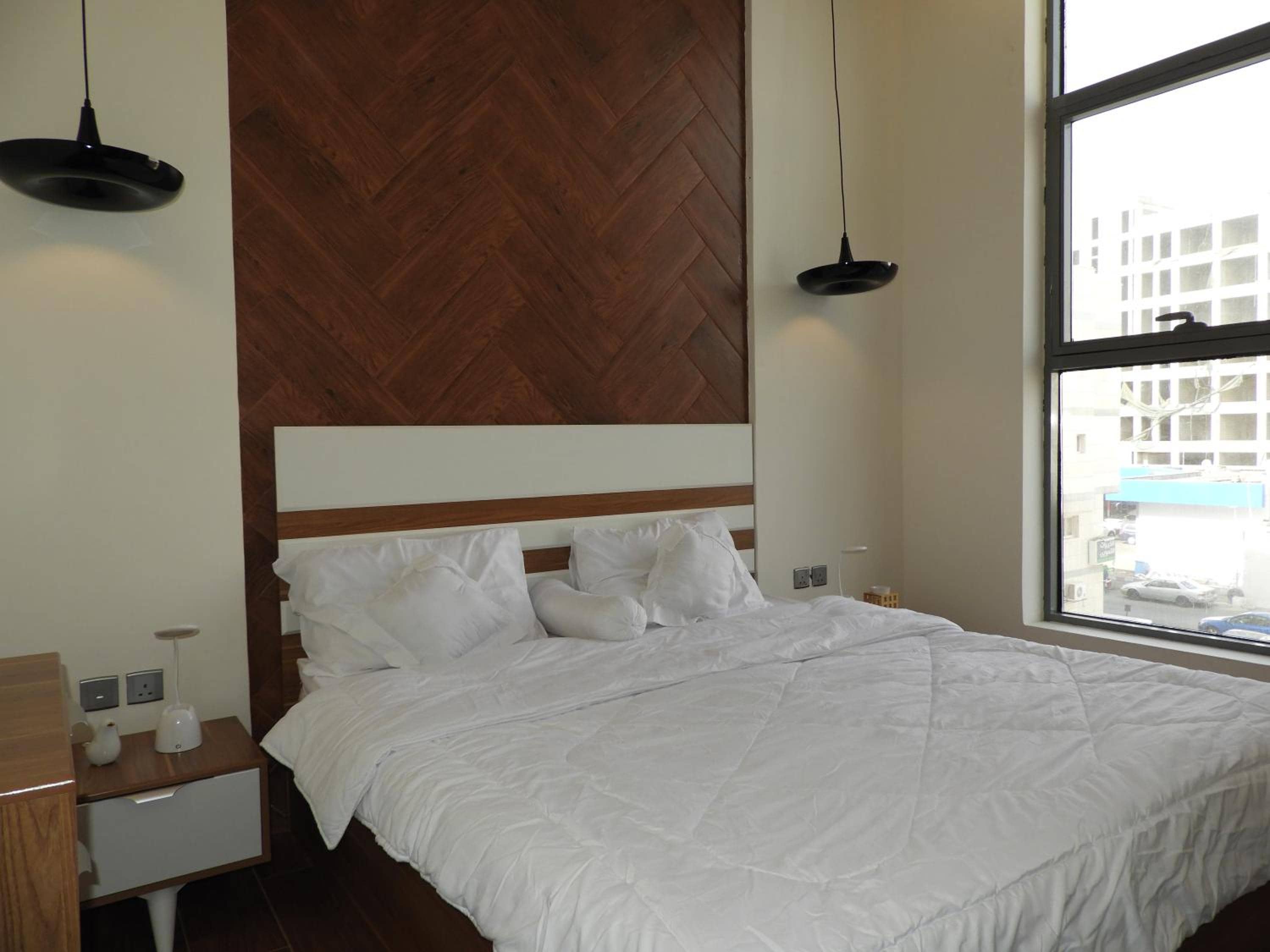 Modern, Spacious 2 bedroom with common Rooftop — 3