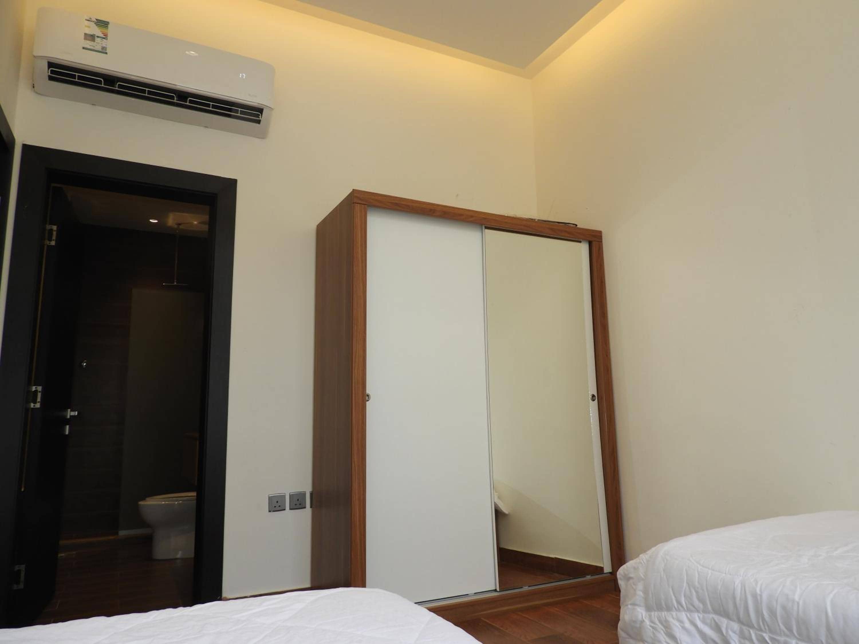 Modern, Spacious 2 bedroom with common Rooftop — 4