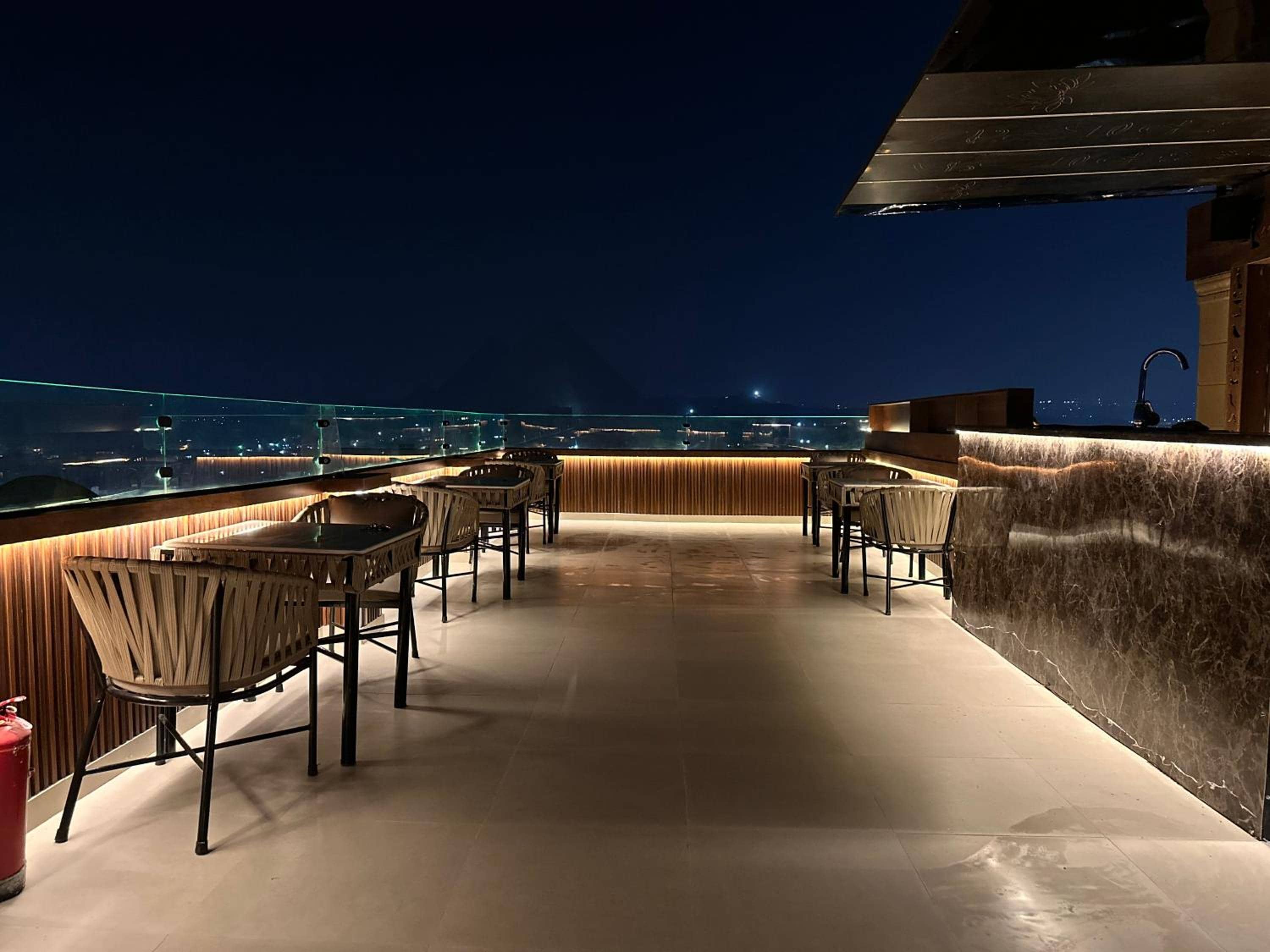 Crowne Pyramids View inn — 2