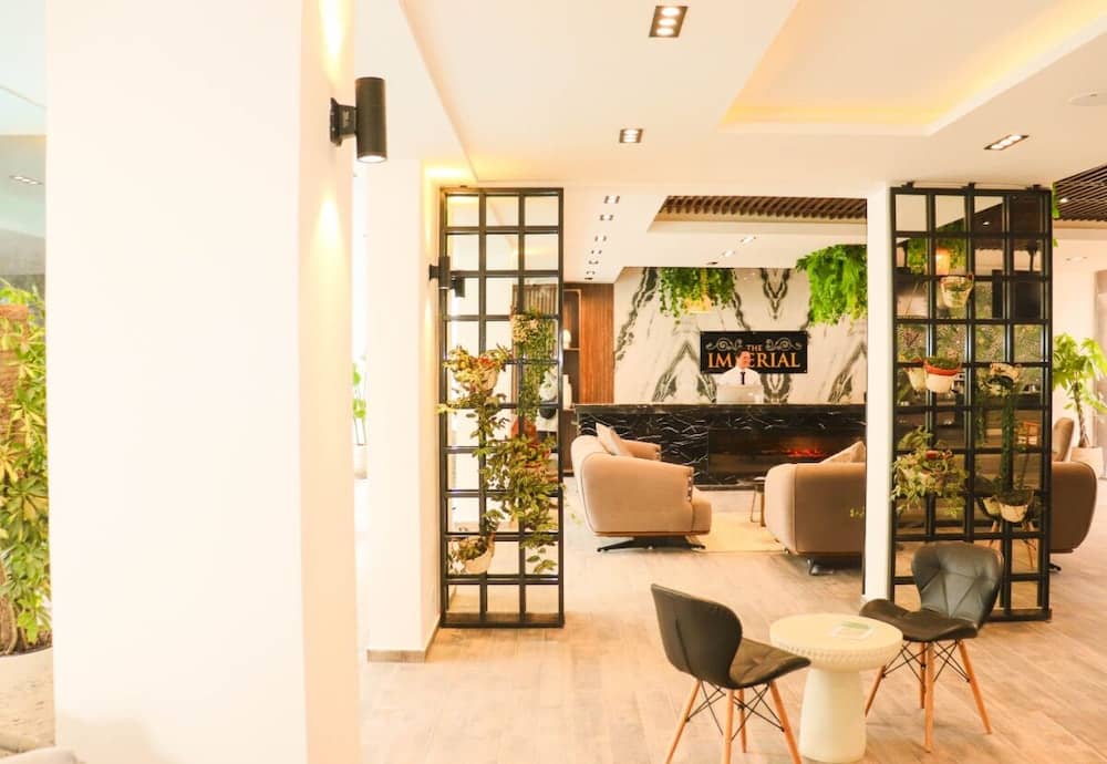 Bali Themed Luxury Spacious 3 Bed Balcony Pool Gym
