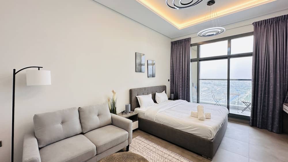 Luxury Spacious Apartment Near Downtown with Balcony and Free Parking by Belvilla — 5